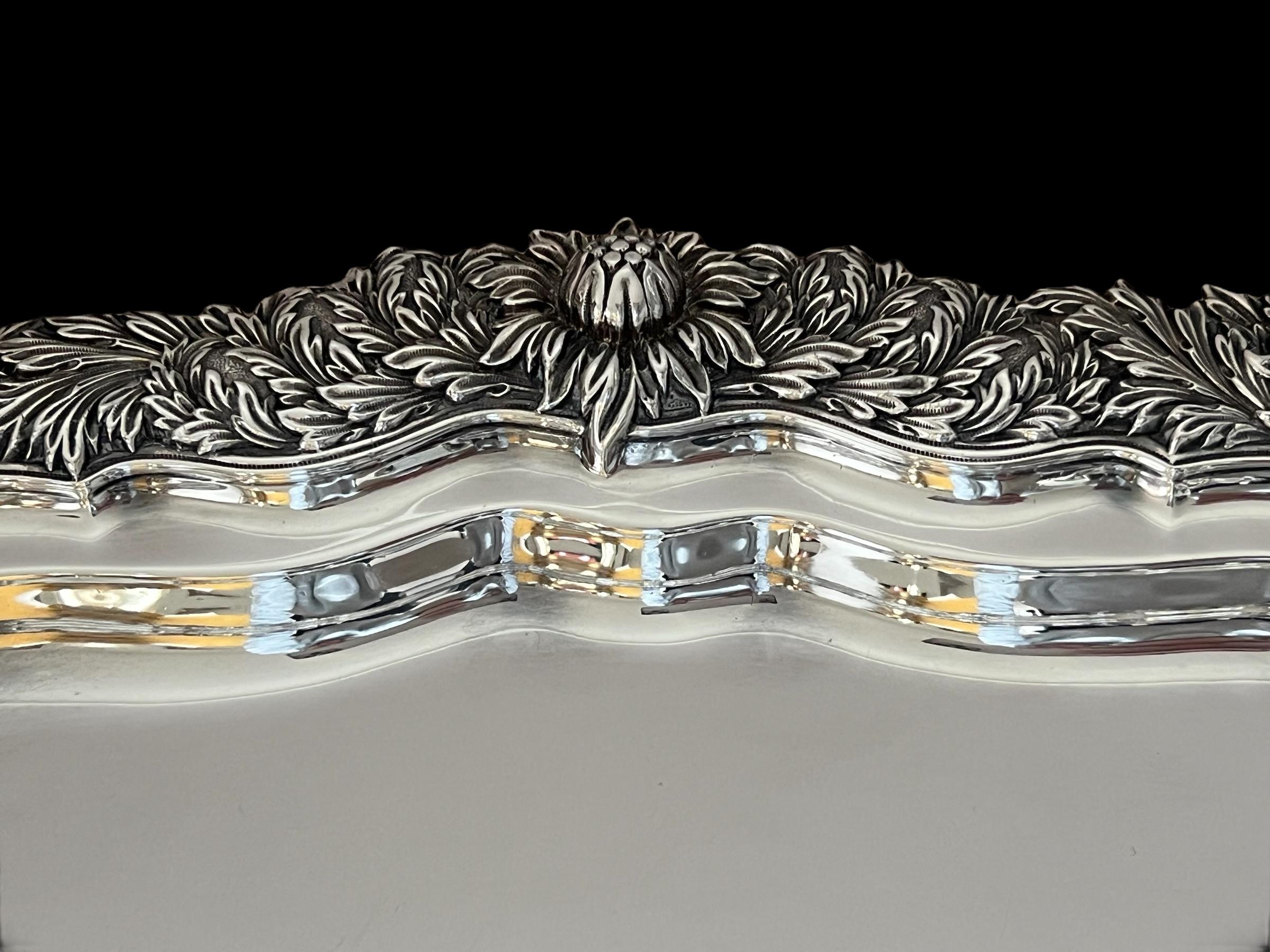 Pareja Tiffany & Co. Bandejas para servir Crisantemo de plata de ley en venta 3