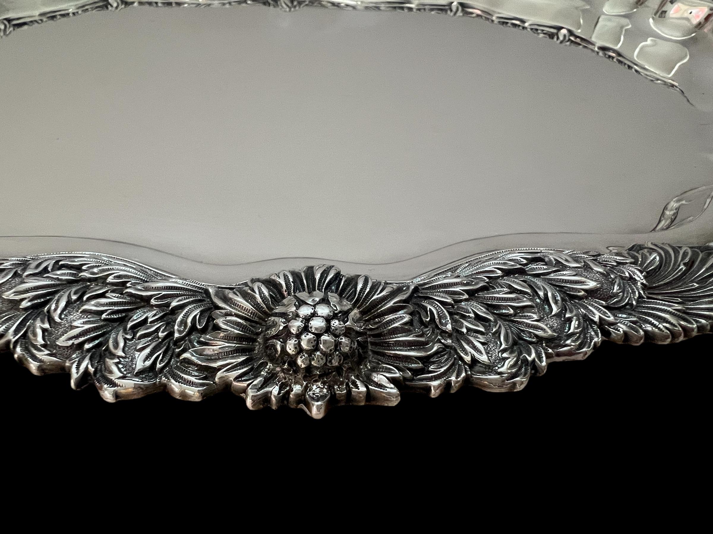 Pareja Tiffany & Co. Bandejas para servir Crisantemo de plata de ley en venta 4