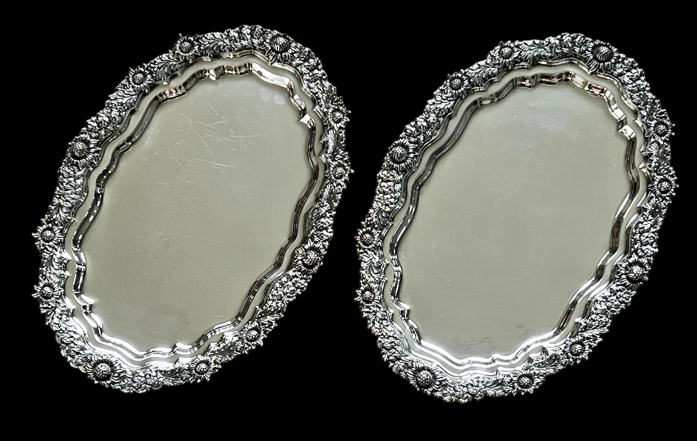 Preciosa pareja de Tiffany & Co. Bandejas para servir crisantemos de plata de ley. La marca del reverso data estas bandejas de 1891-1902, de Charles L. Tiffany, indicada por la letra T. Forma ovalada con bordes festoneados y el bello dibujo del