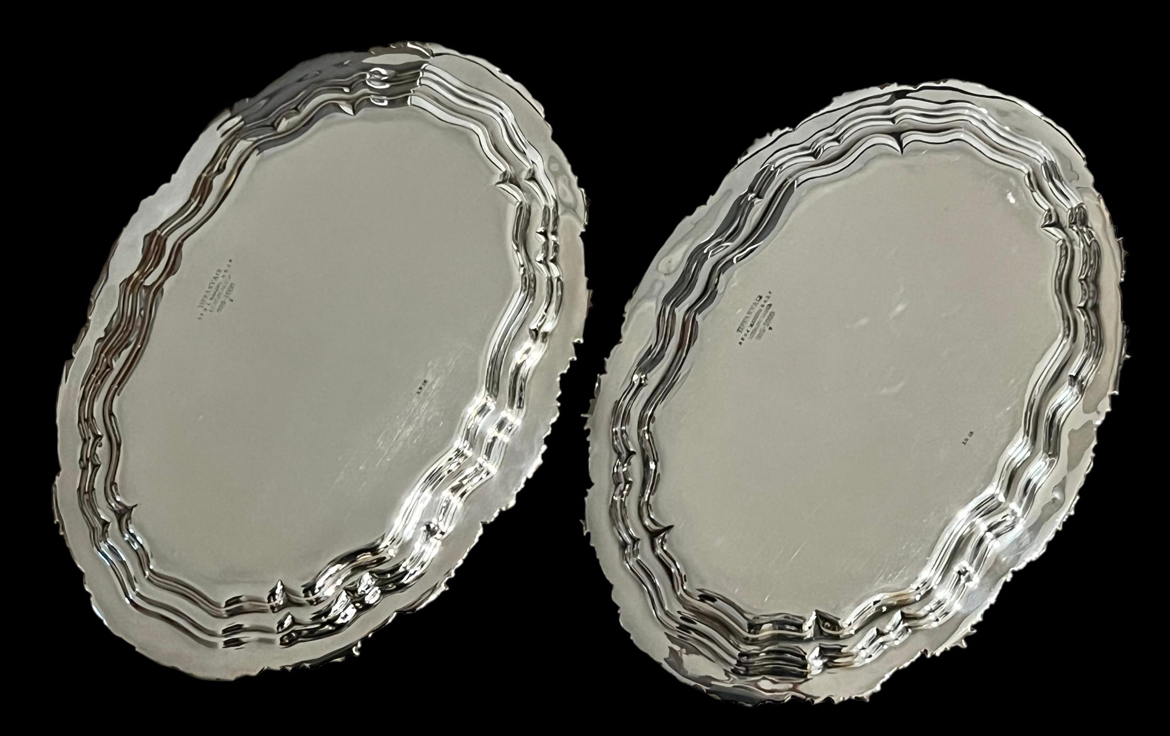 Pareja Tiffany & Co. Bandejas para servir Crisantemo de plata de ley Art Nouveau en venta