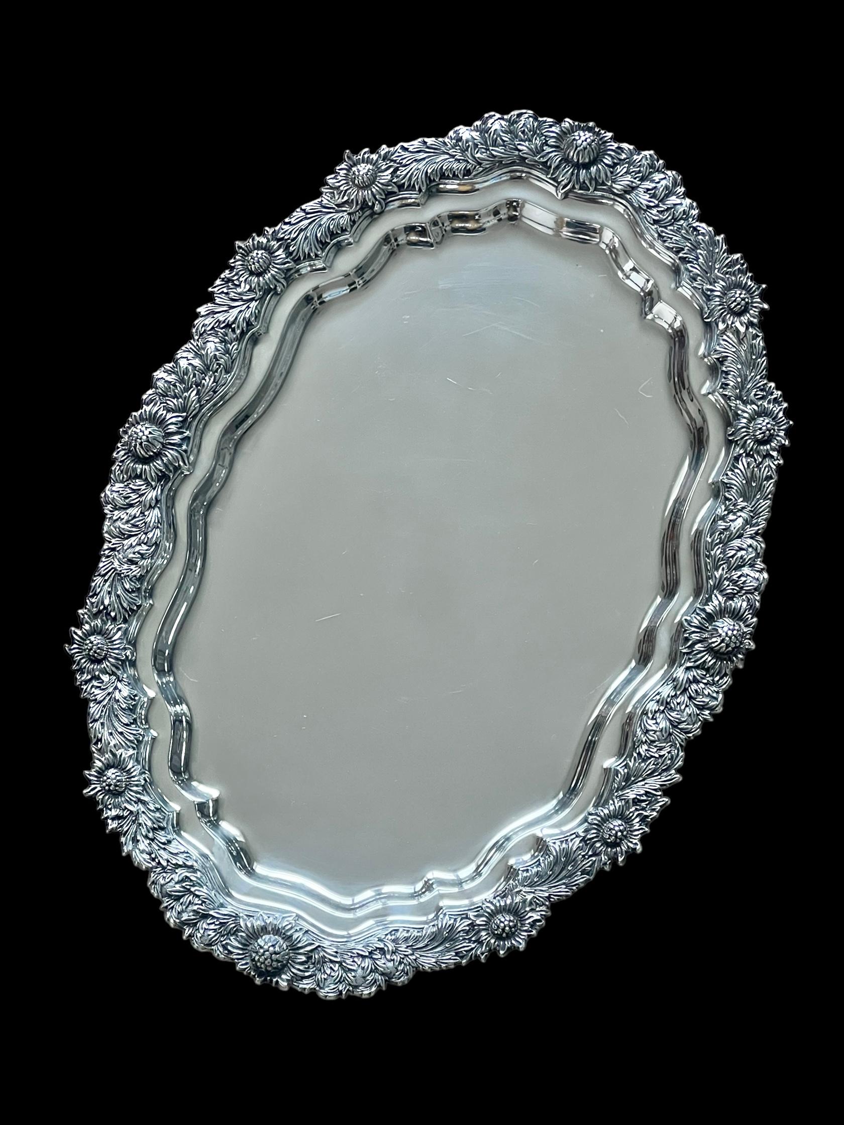 Pareja Tiffany & Co. Bandejas para servir Crisantemo de plata de ley Estadounidense en venta
