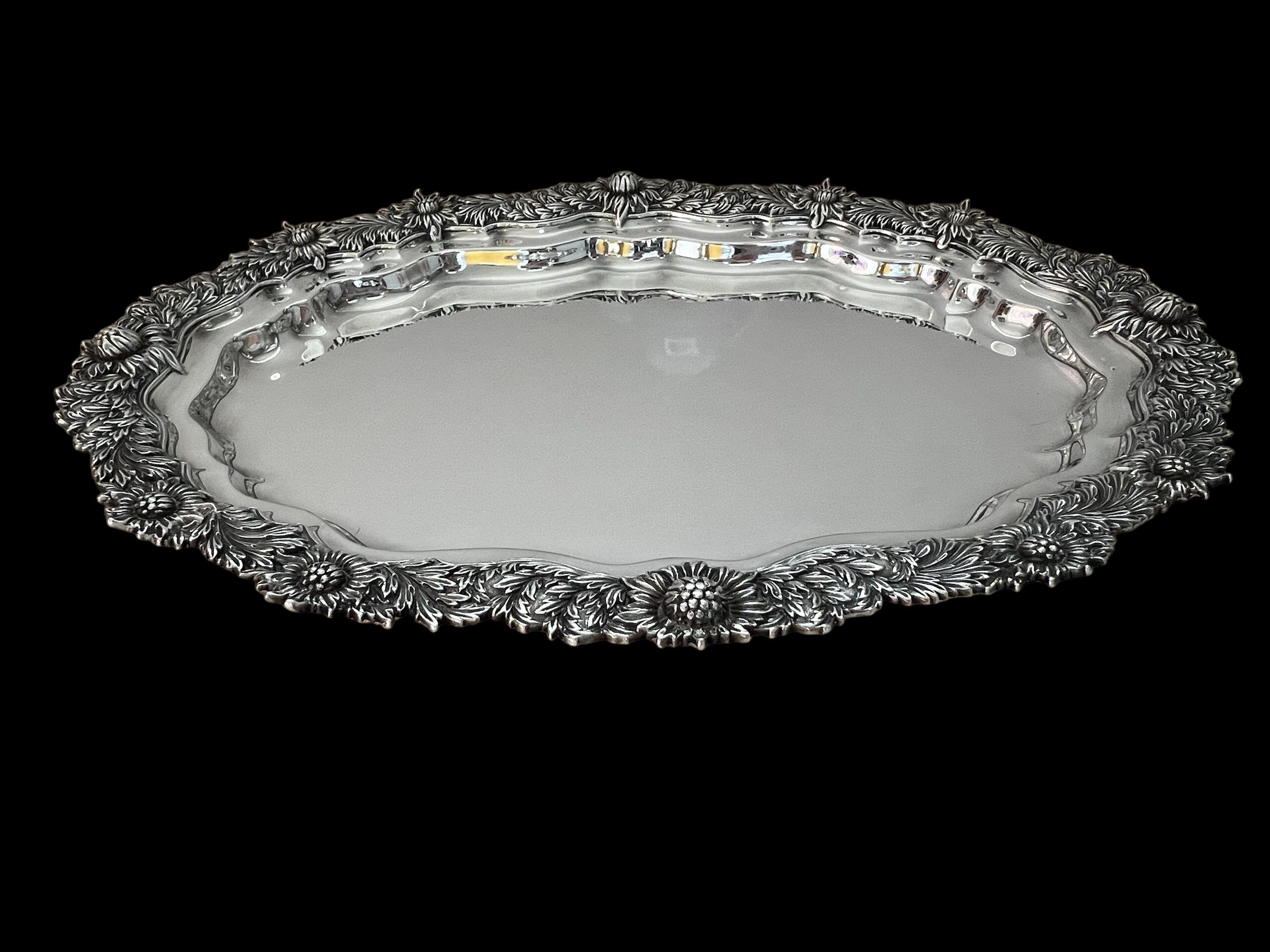 Pareja Tiffany & Co. Bandejas para servir Crisantemo de plata de ley siglo XIX en venta