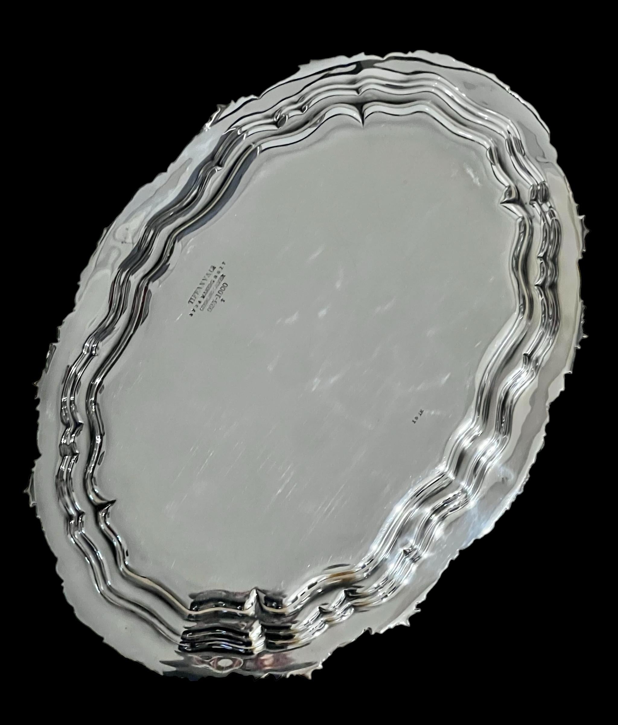 Pareja Tiffany & Co. Bandejas para servir Crisantemo de plata de ley Plata esterlina en venta
