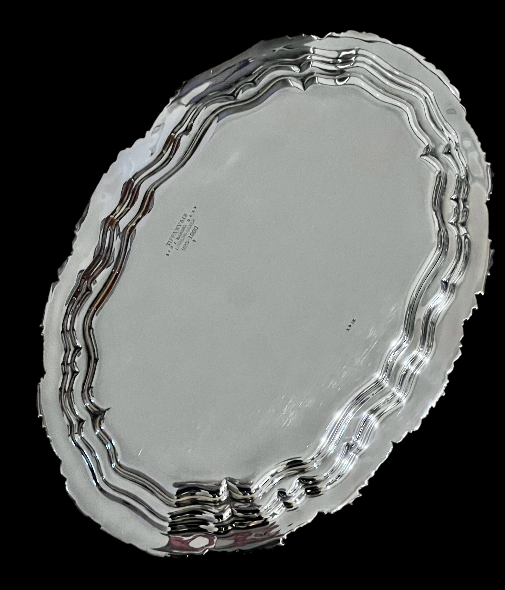 Pareja Tiffany & Co. Bandejas para servir Crisantemo de plata de ley en venta 1