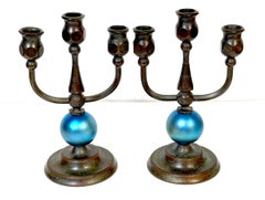 Coppia di candelabri Tiffany Studios n. 1312 in bronzo patinato e vetro Favrile blu