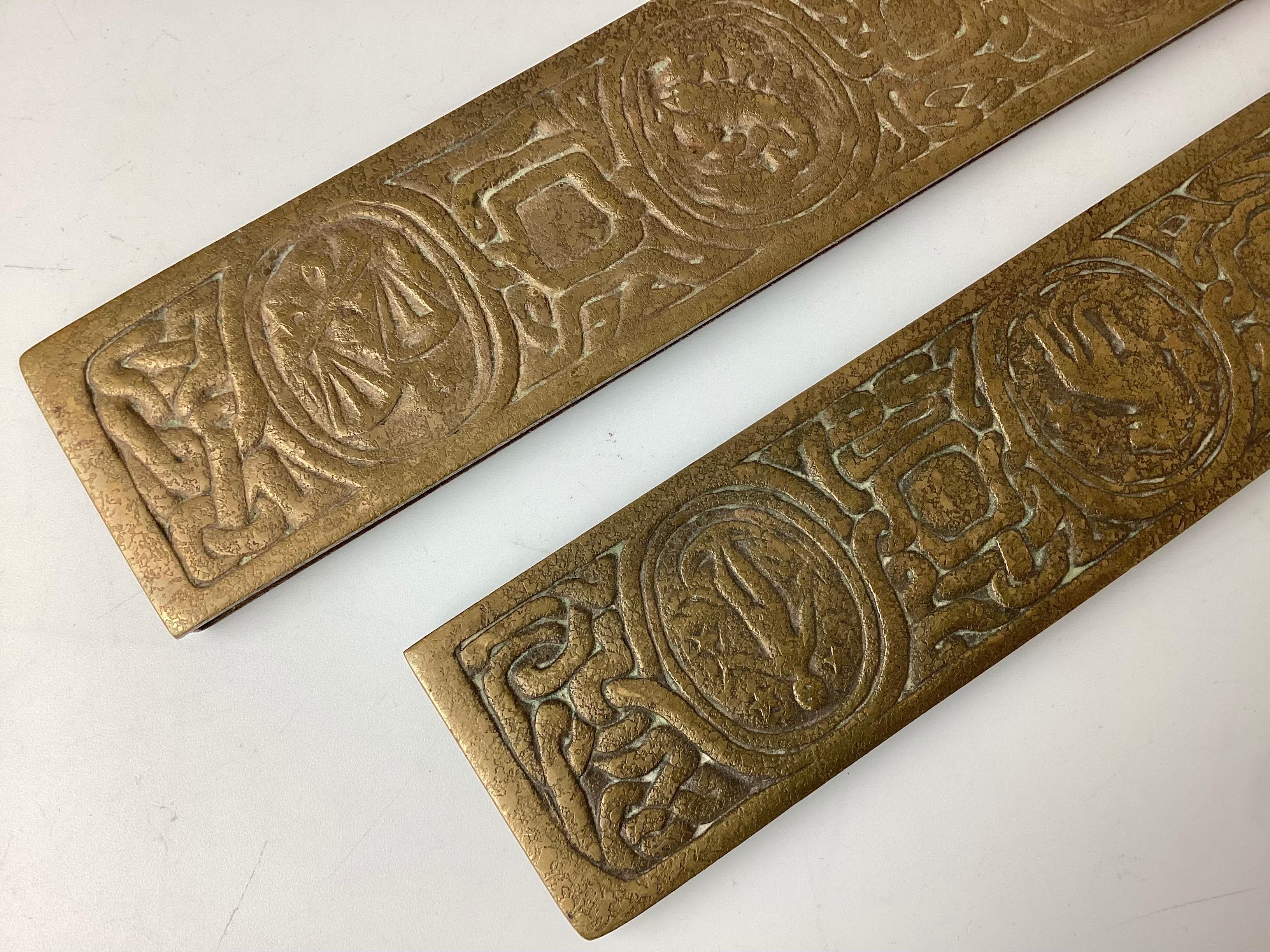 Paar Tiffany Studios Zodiac Muster Blotter Ends in Bronze (Arts and Crafts) im Angebot