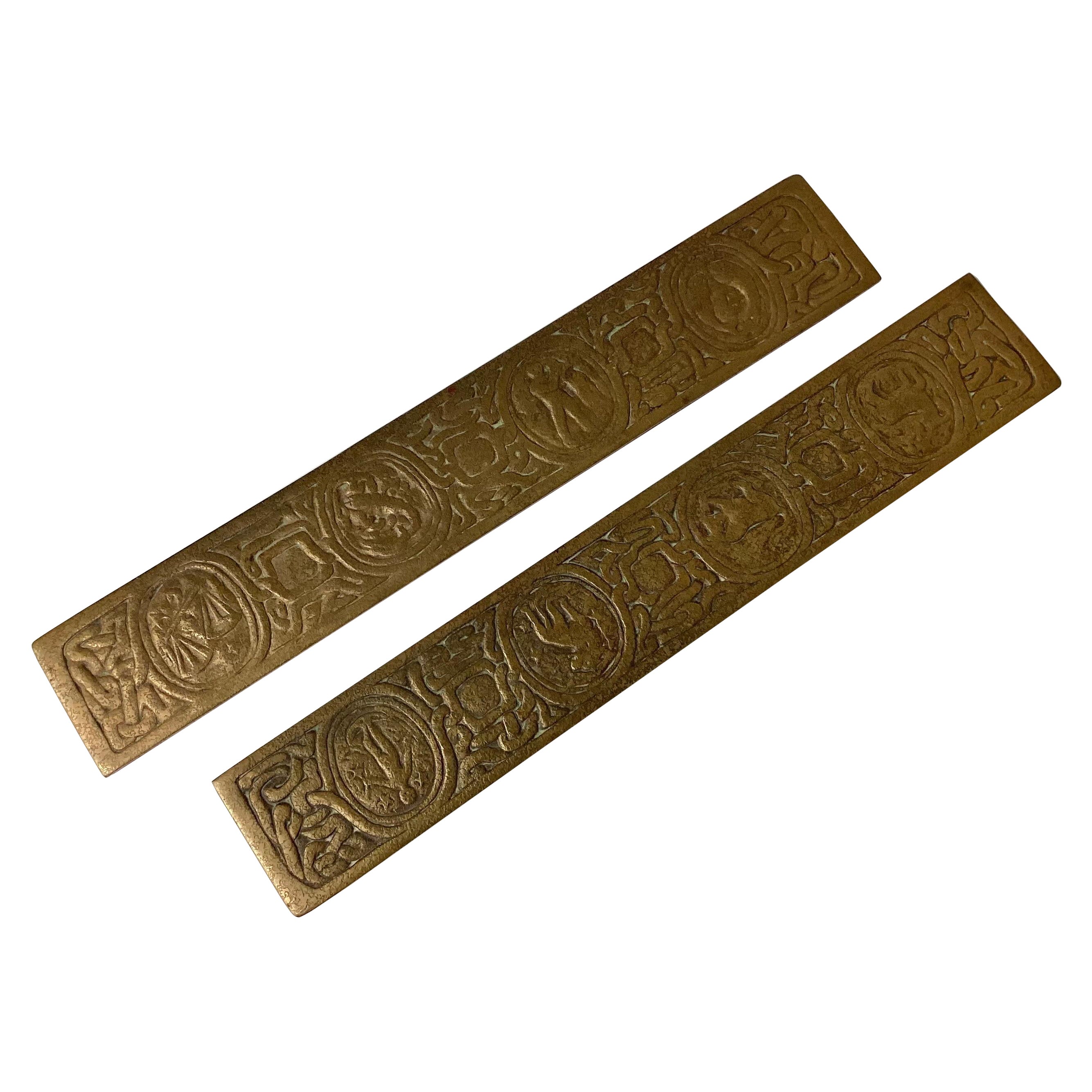 Coppia di copriletti con motivo zodiacale di Tiffany Studios in bronzo