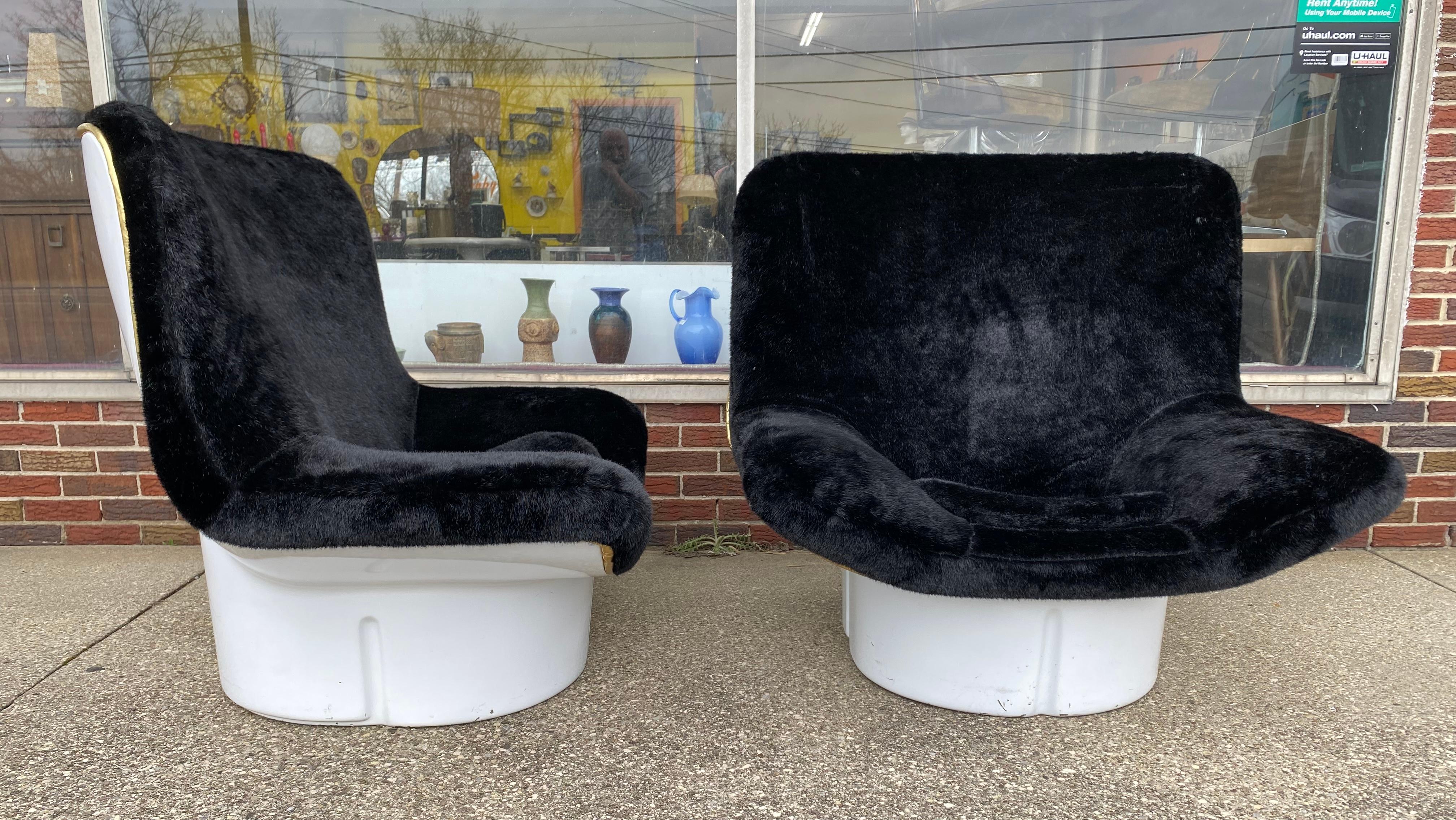 Matched Pair of Lounge chair by Titina Ammanati and Giam Paolo Vitelli for Comfort, Italy, 1970s.

IL Poltrone model lounge chairs by T. Ammanati & G.P. Vitelli in the early 1970s, part of the comfort 175 series, Made of fiberglass and black faux