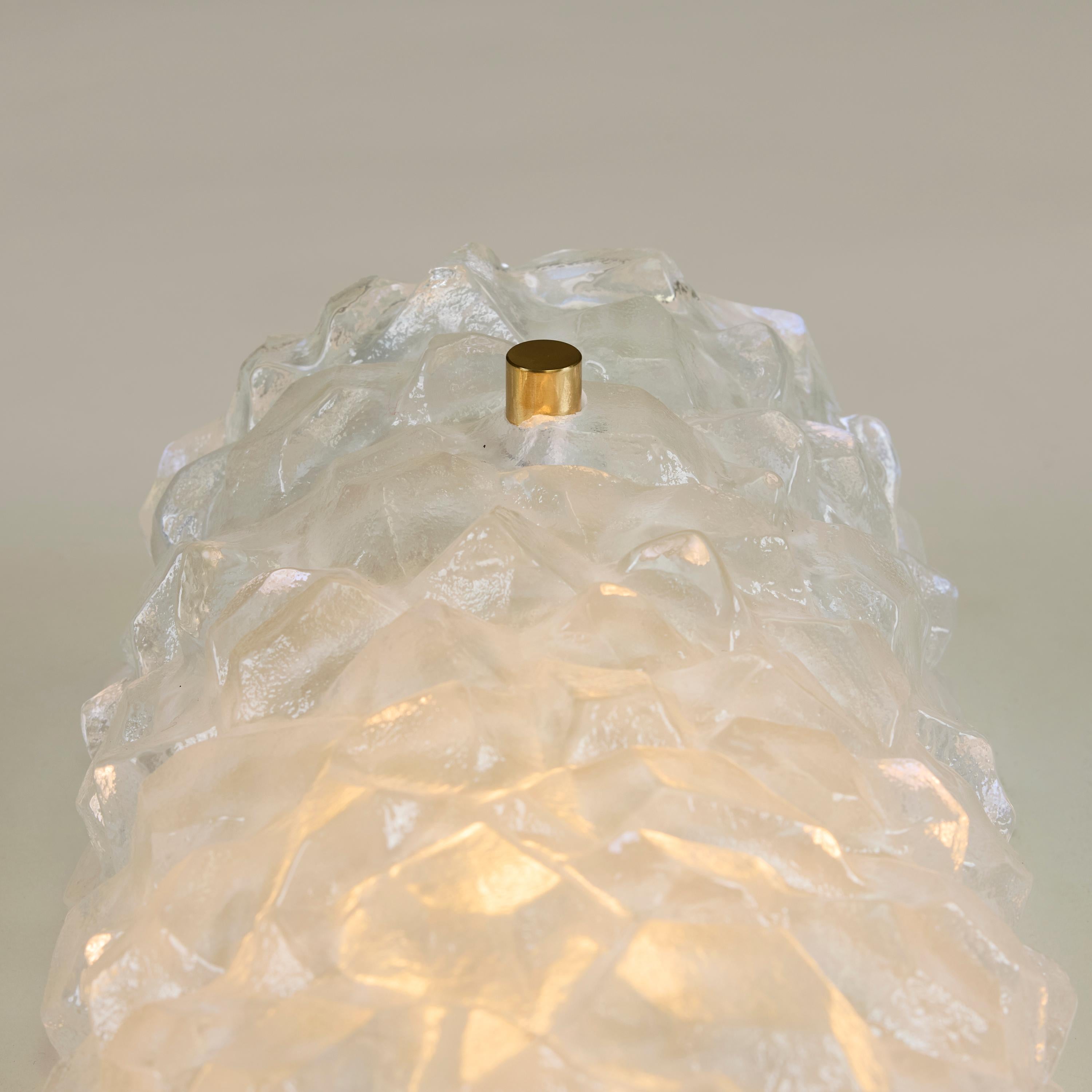 Pareja de apliques altos de Murano con textura opaca, efecto hielo y detalle de latón en Excelente estado para la venta en London, GB