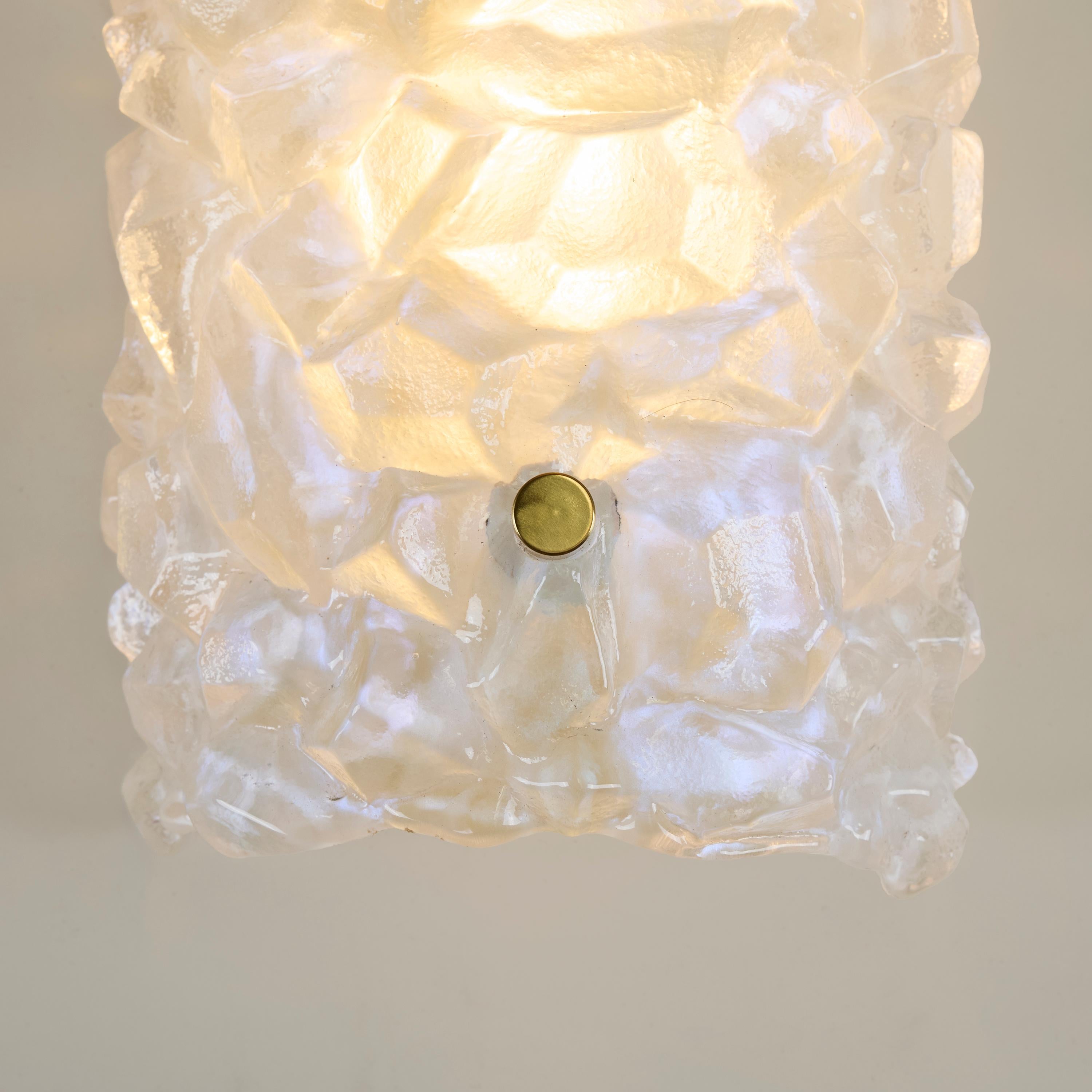 Pareja de apliques altos de Murano con textura opaca, efecto hielo y detalle de latón Siglo XXI y contemporáneo en venta