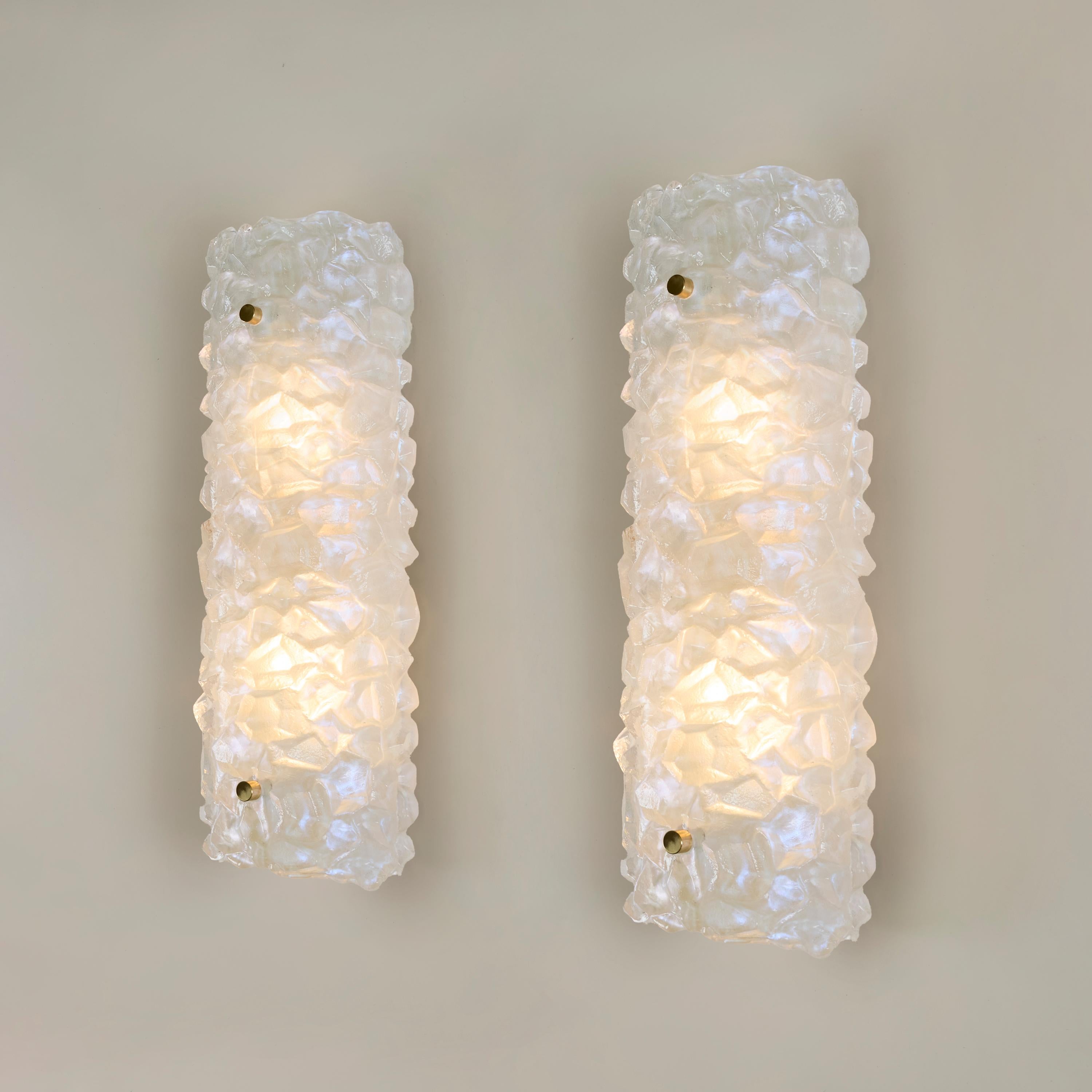 Pareja de apliques altos de Murano con textura opaca, efecto hielo y detalle de latón en venta 1