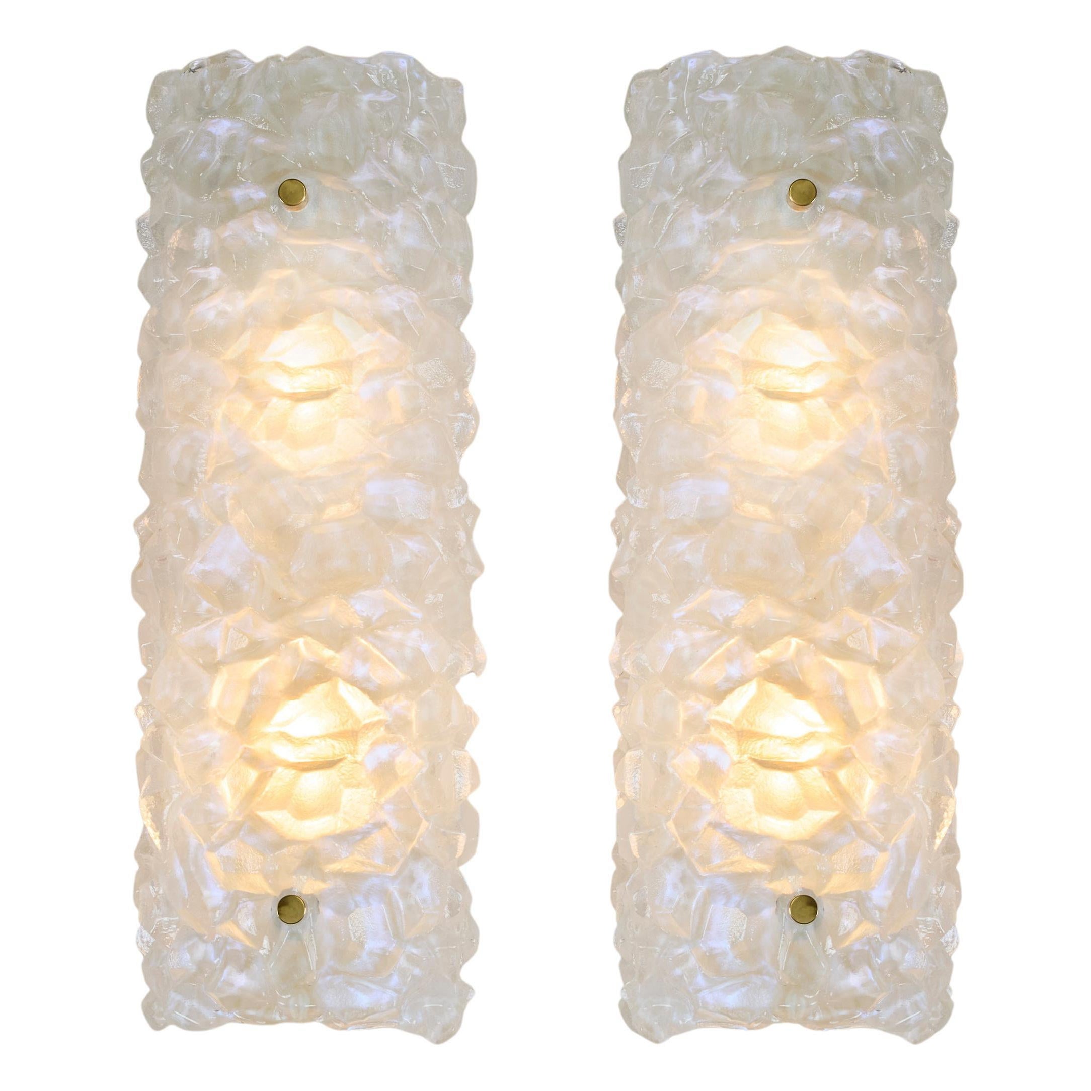 Coppia di applique alte di Murano con texture opaca, effetto ghiaccio e dettagli in ottone in vendita
