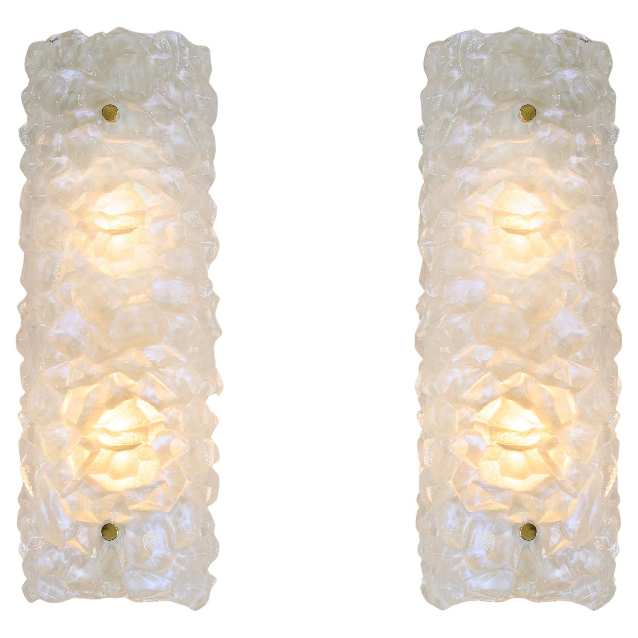 Pareja de apliques altos de Murano con textura opaca, efecto hielo y detalle de latón en venta