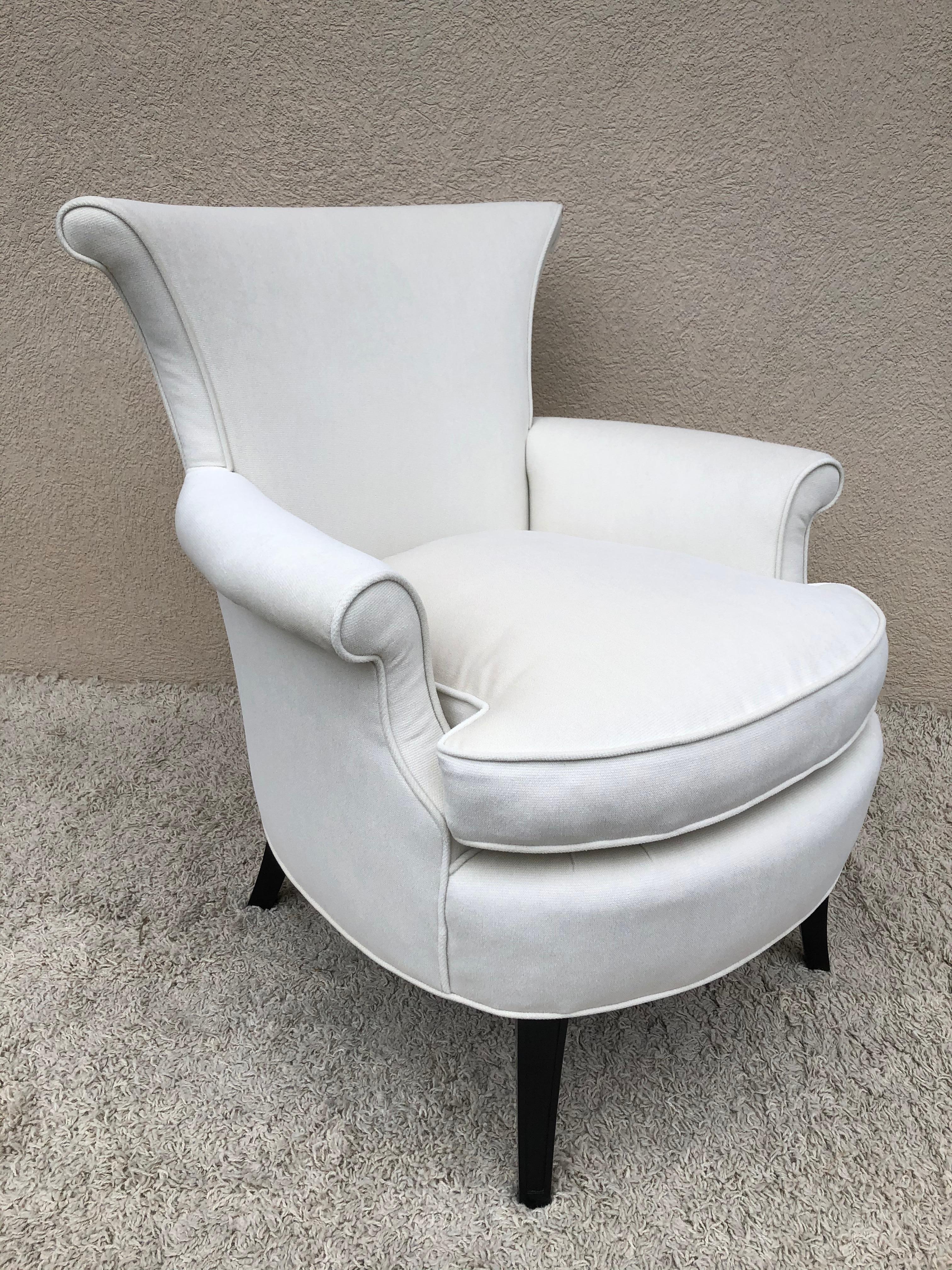 Paar Tommi Parzinger Petite Slipper Chairs/ Club Arm Chairs (20. Jahrhundert) im Angebot