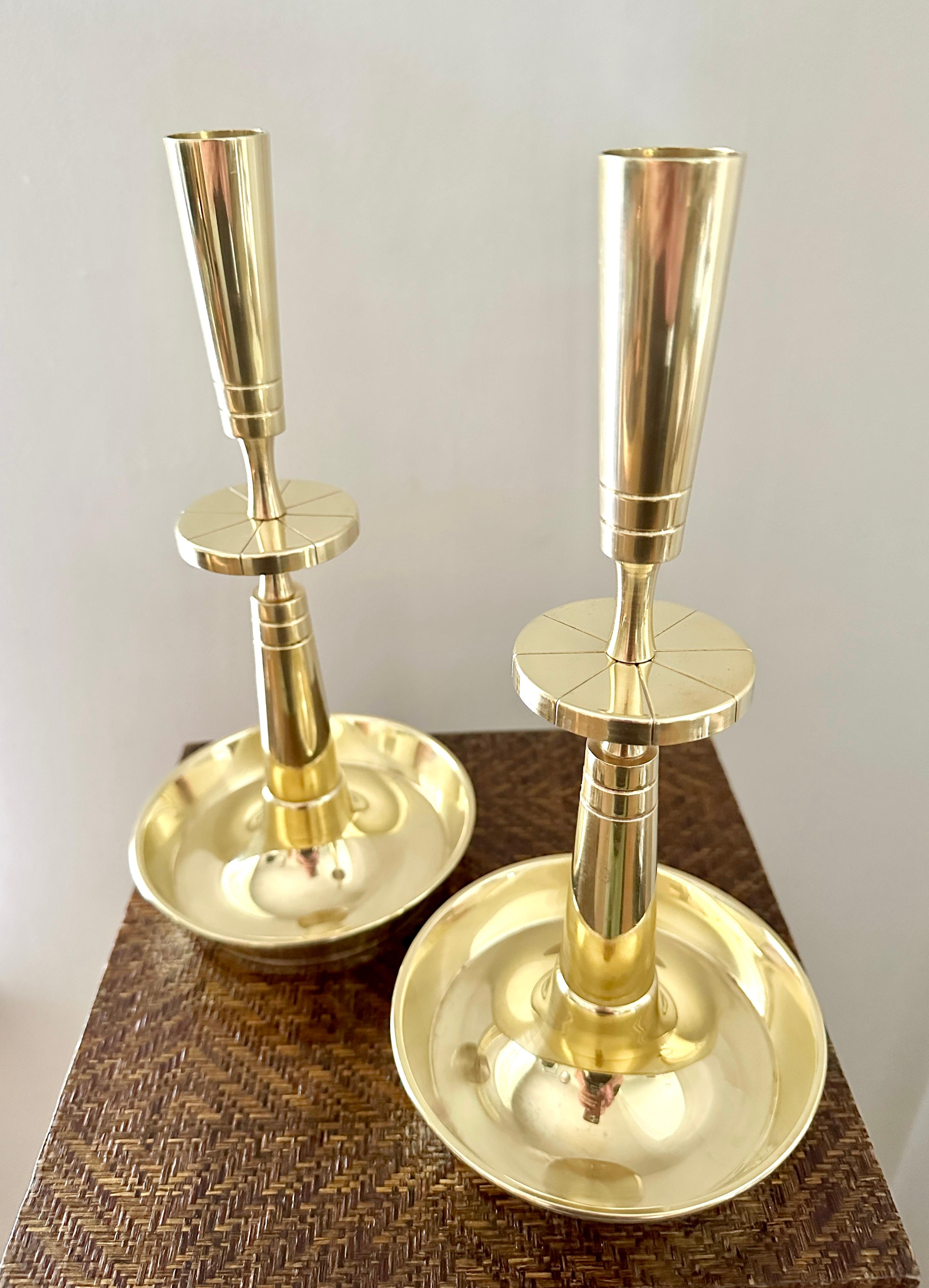 20ième siècle Paire de chandeliers Tommi Parzinger en laiton massif pour Dorlyn Silversmiths en vente