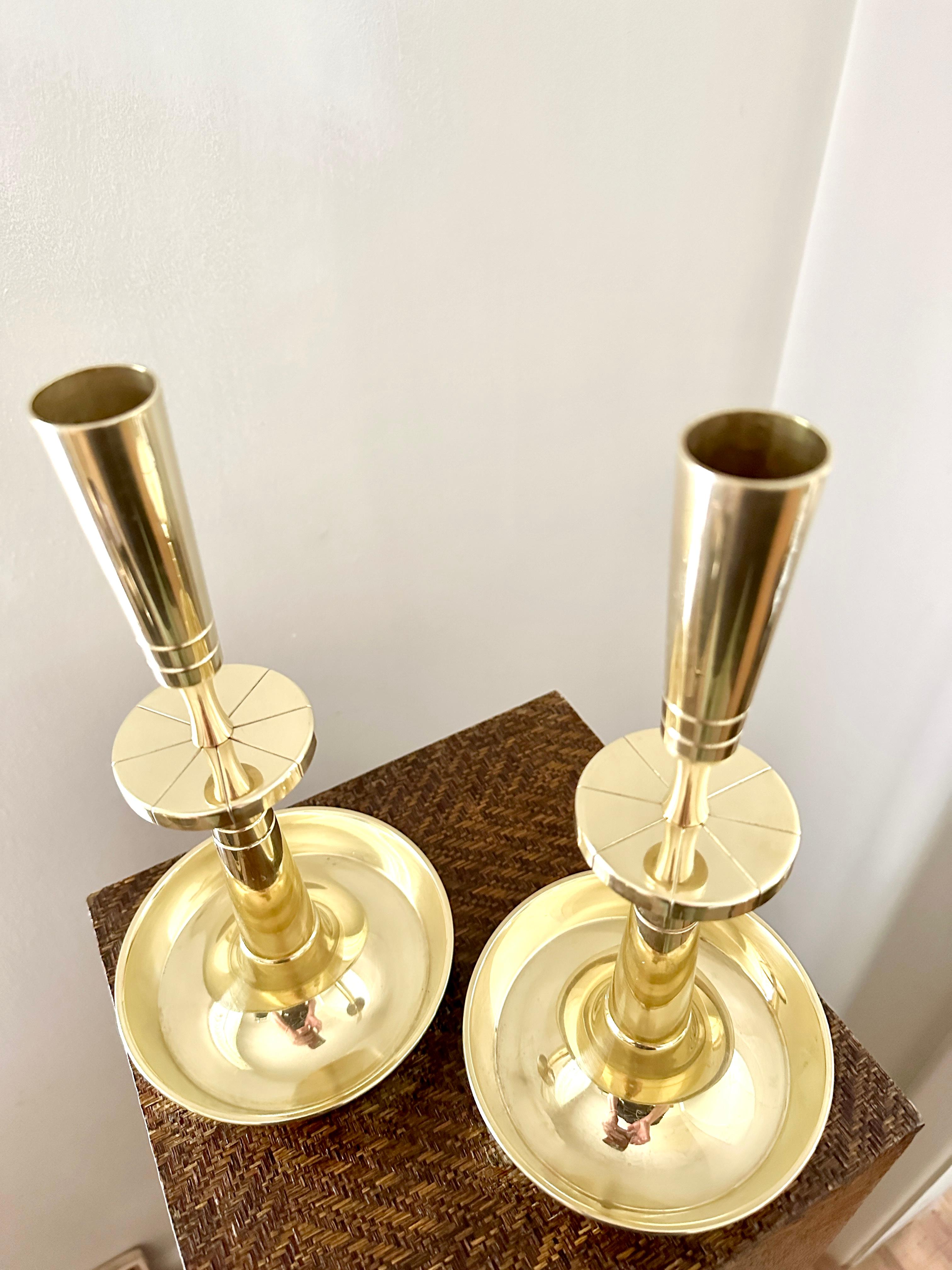 Paire de chandeliers Tommi Parzinger en laiton massif pour Dorlyn Silversmiths en vente 1