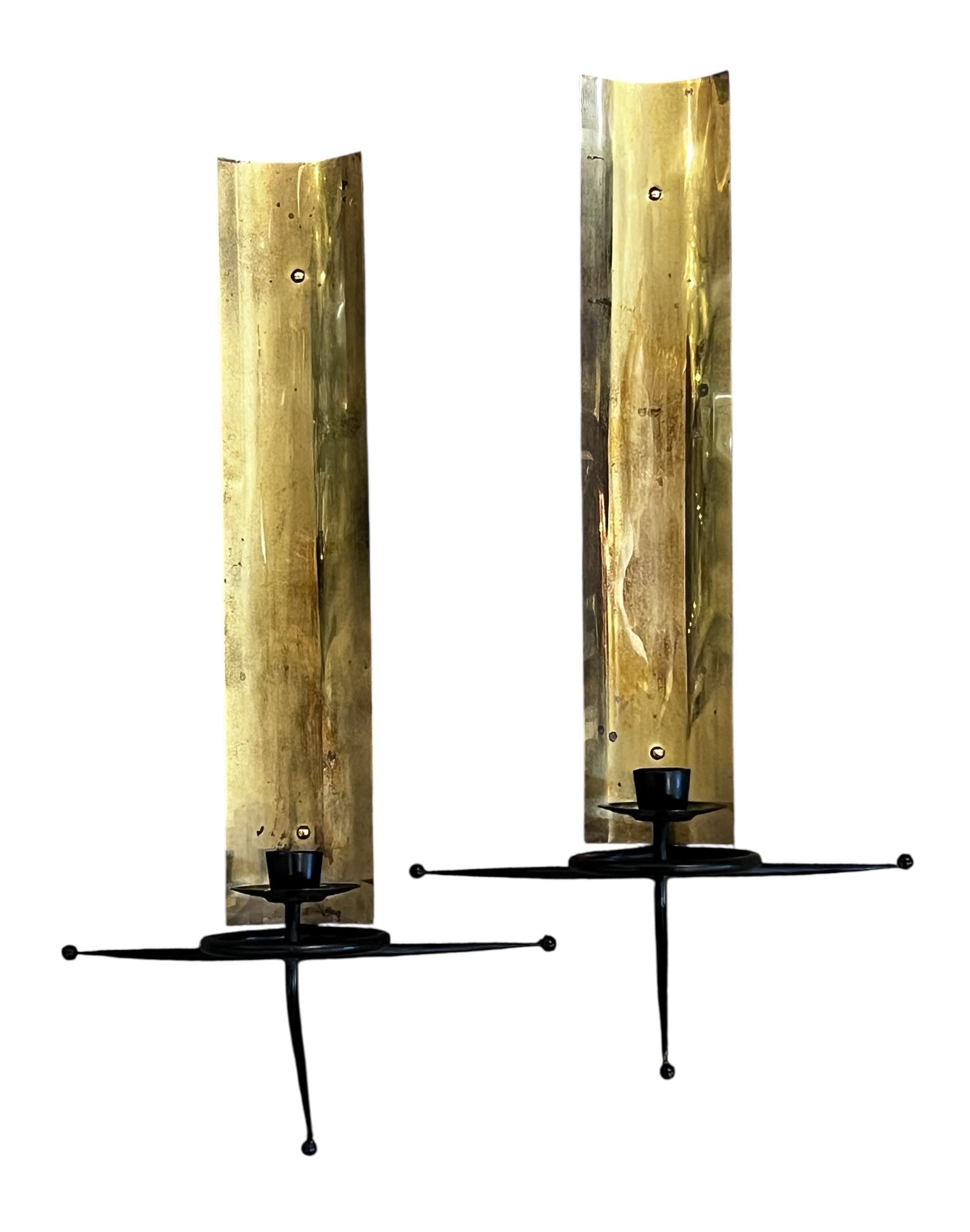 Pareja de candelabros Tony Paul de latón atómico y hierro forjado S. 1950. En general, excelente estado vintage con el desgaste propio de la edad. Latón algo deslustrado.  Todas las bolas de los extremos del hierro están intactas. 