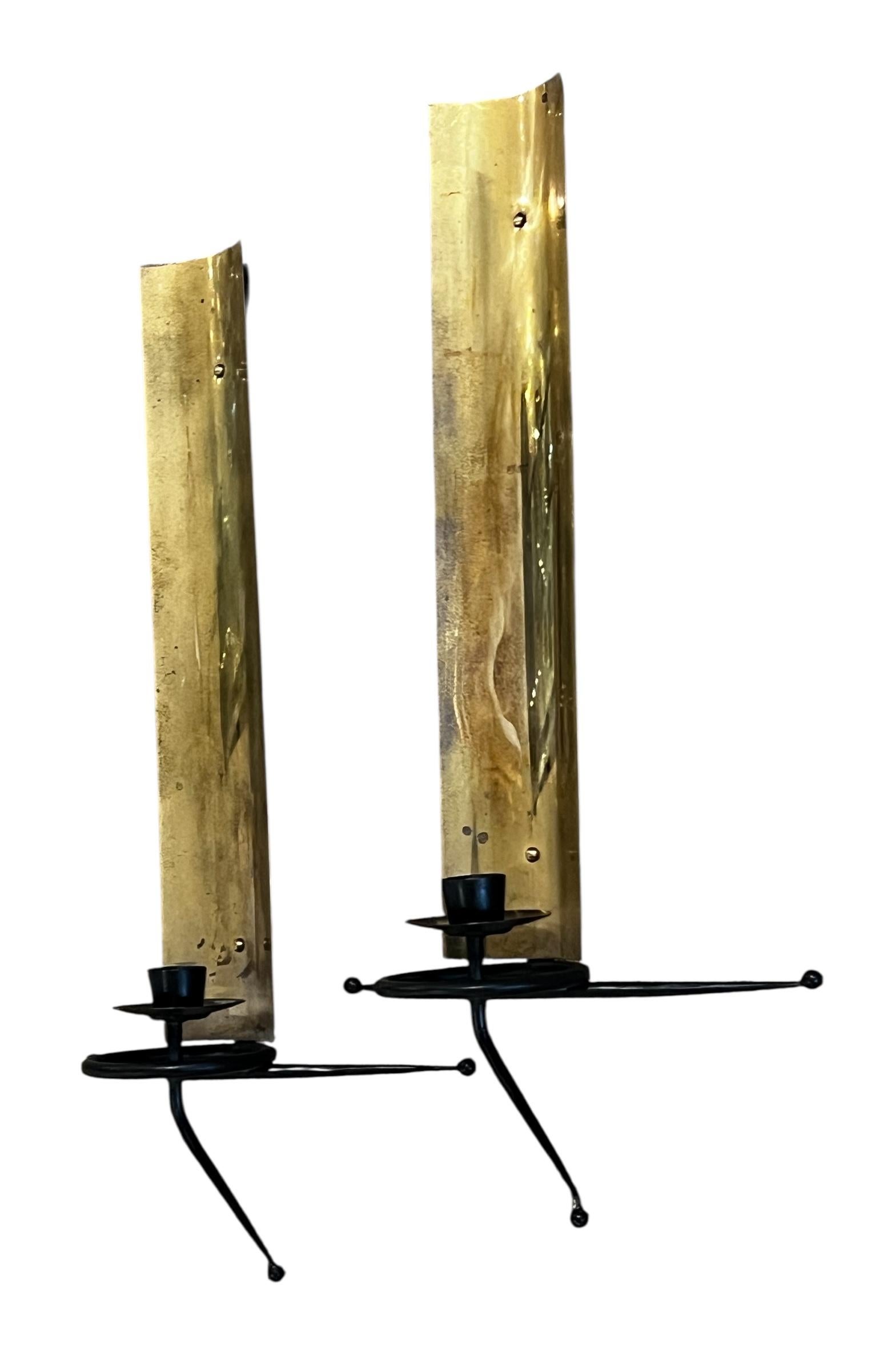 Pareja de candelabros Tony Paul de latón atómico y hierro forjado Años 50 Moderno de mediados de siglo en venta