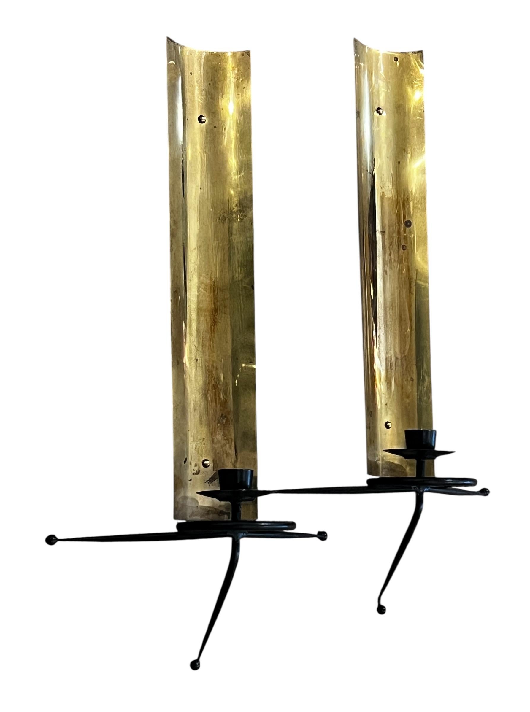 Pareja de candelabros Tony Paul de latón atómico y hierro forjado Años 50 Estadounidense en venta