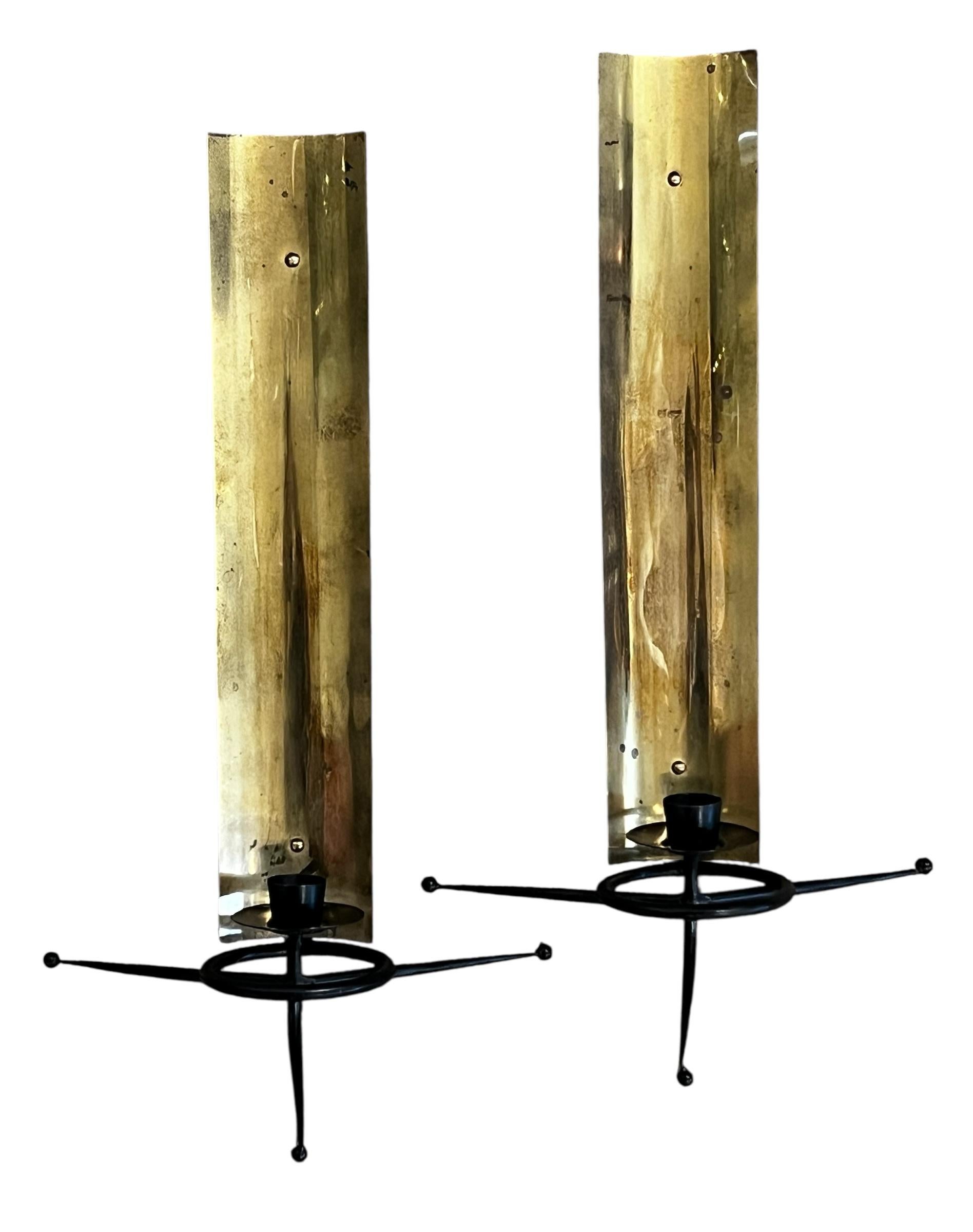 Pareja de candelabros Tony Paul de latón atómico y hierro forjado Años 50 en Bueno estado para la venta en New York, NY