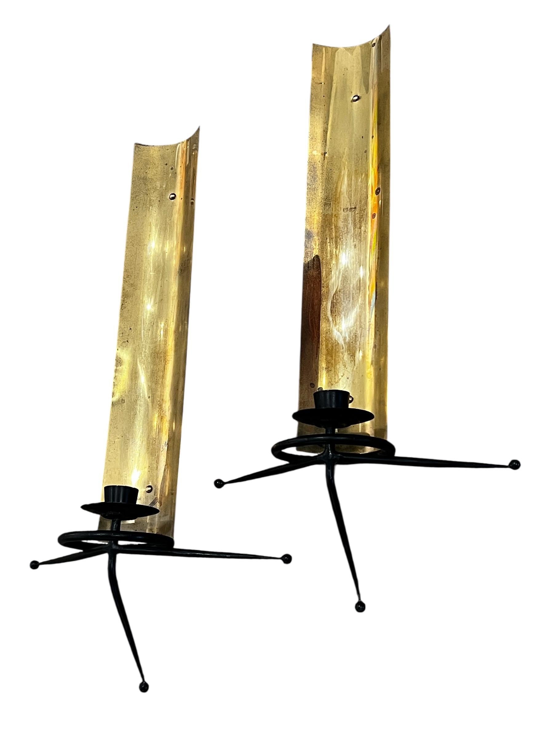 Pareja de candelabros Tony Paul de latón atómico y hierro forjado Años 50 Latón en venta