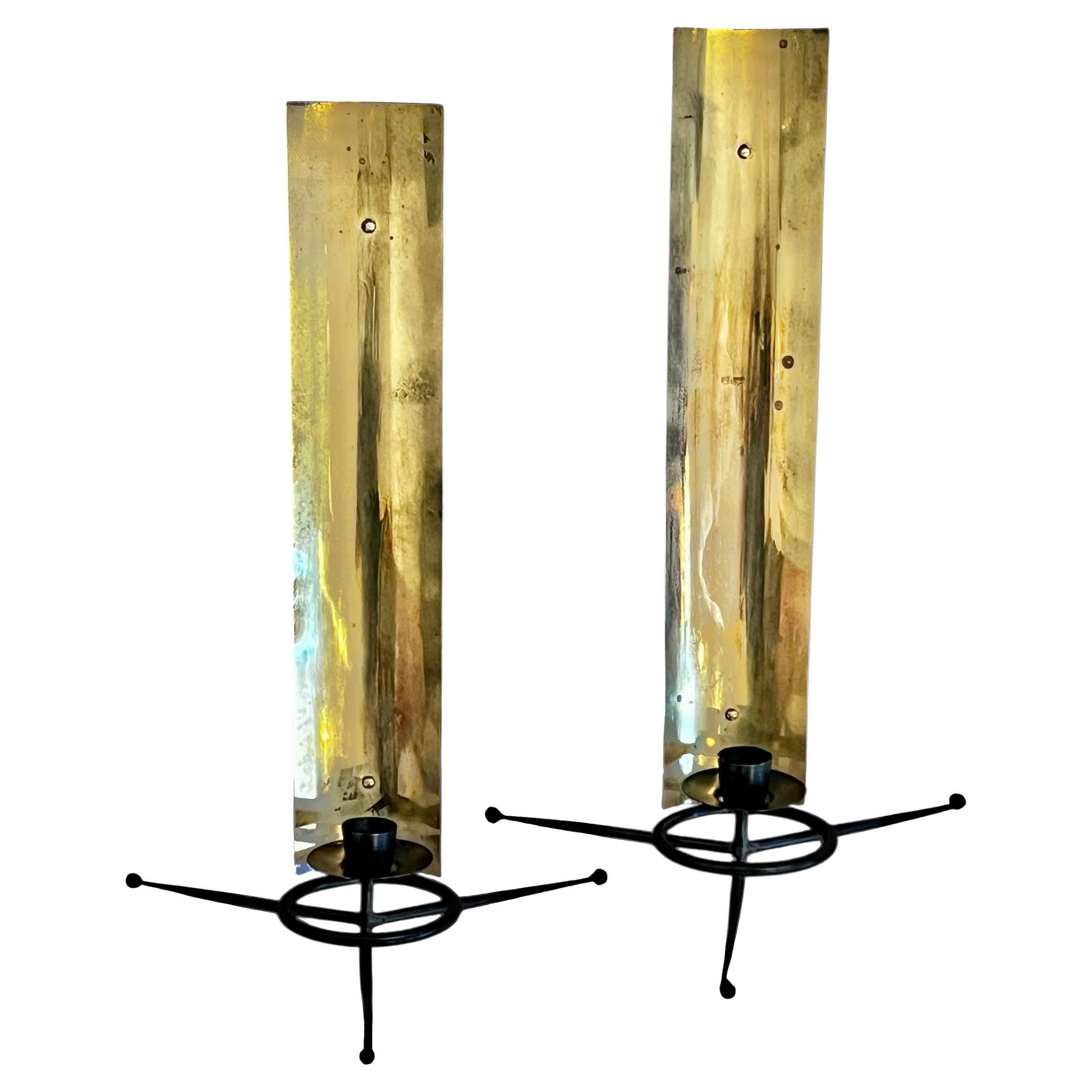 Pareja de candelabros Tony Paul de latón atómico y hierro forjado Años 50 en venta