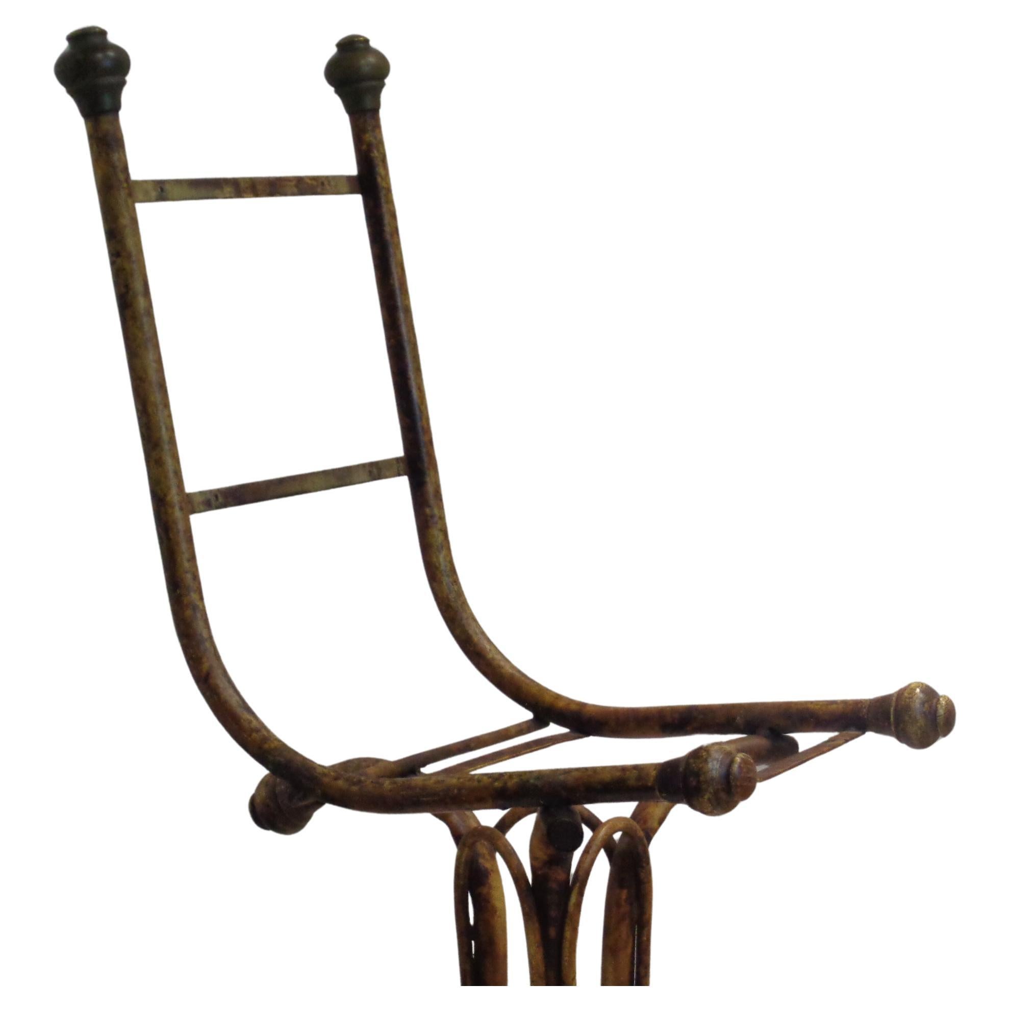  Chaises en fer de faux bambou peint en écaille et bronze, vers 1960 Bon état - En vente à Rochester, NY
