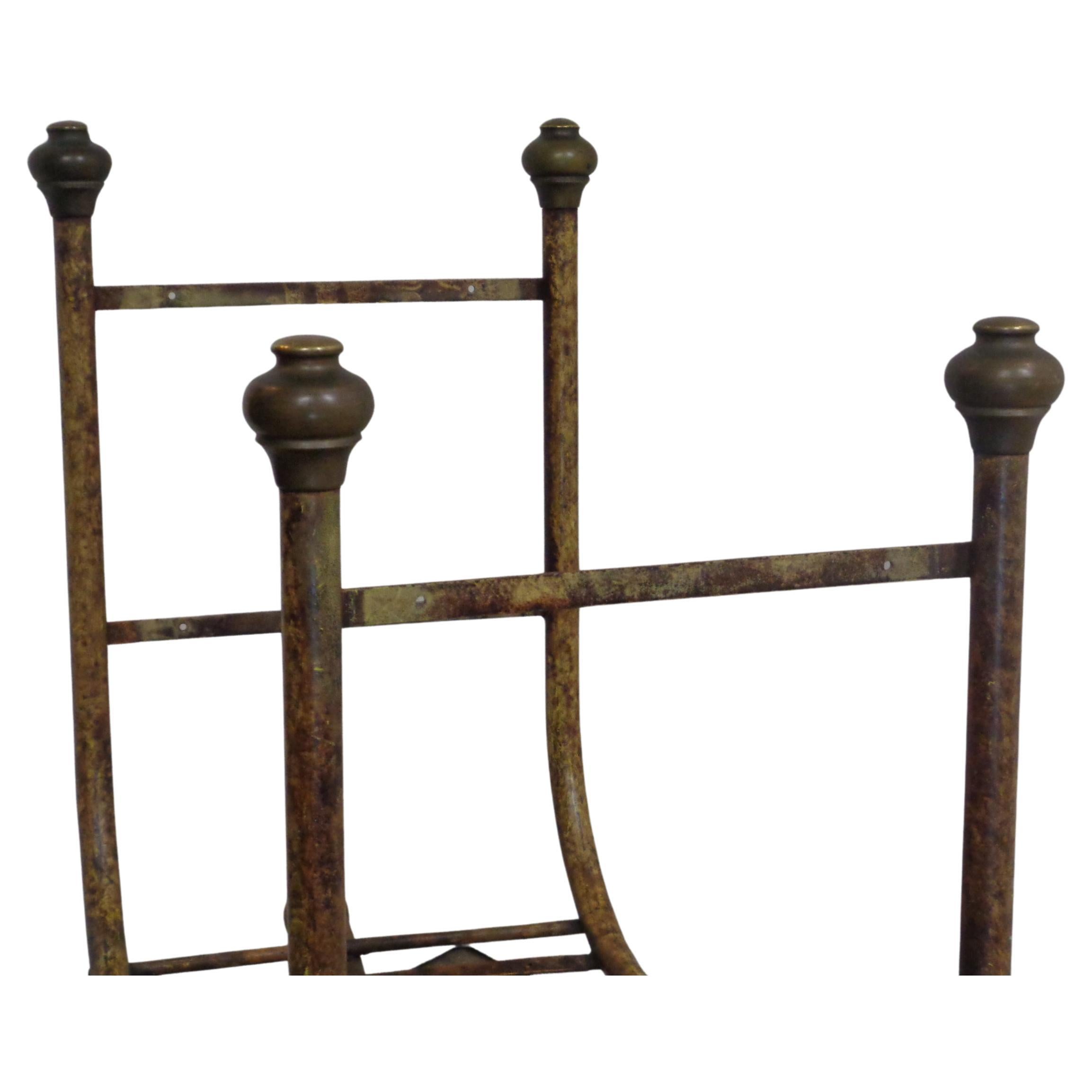 20ième siècle  Chaises en fer de faux bambou peint en écaille et bronze, vers 1960 en vente