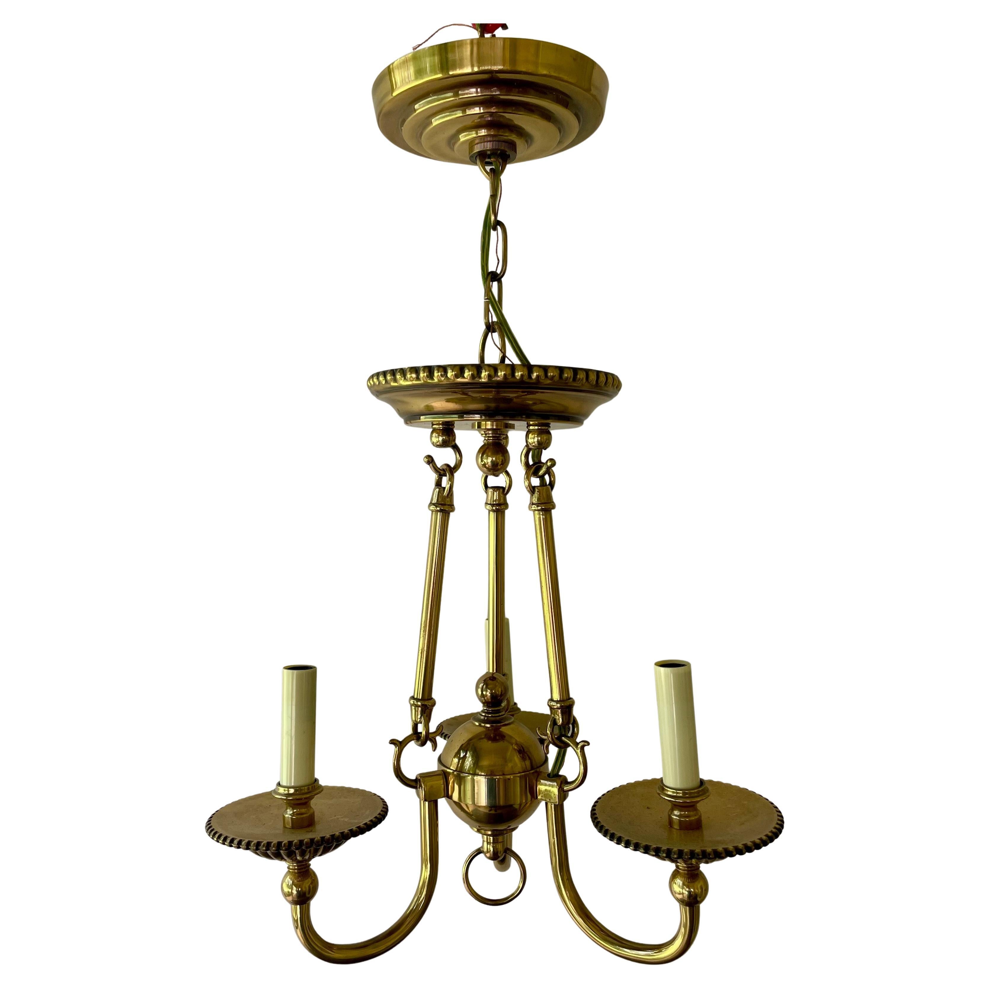 Paar Messing-Kronleuchter im traditionellen Stil (Empire) im Angebot
