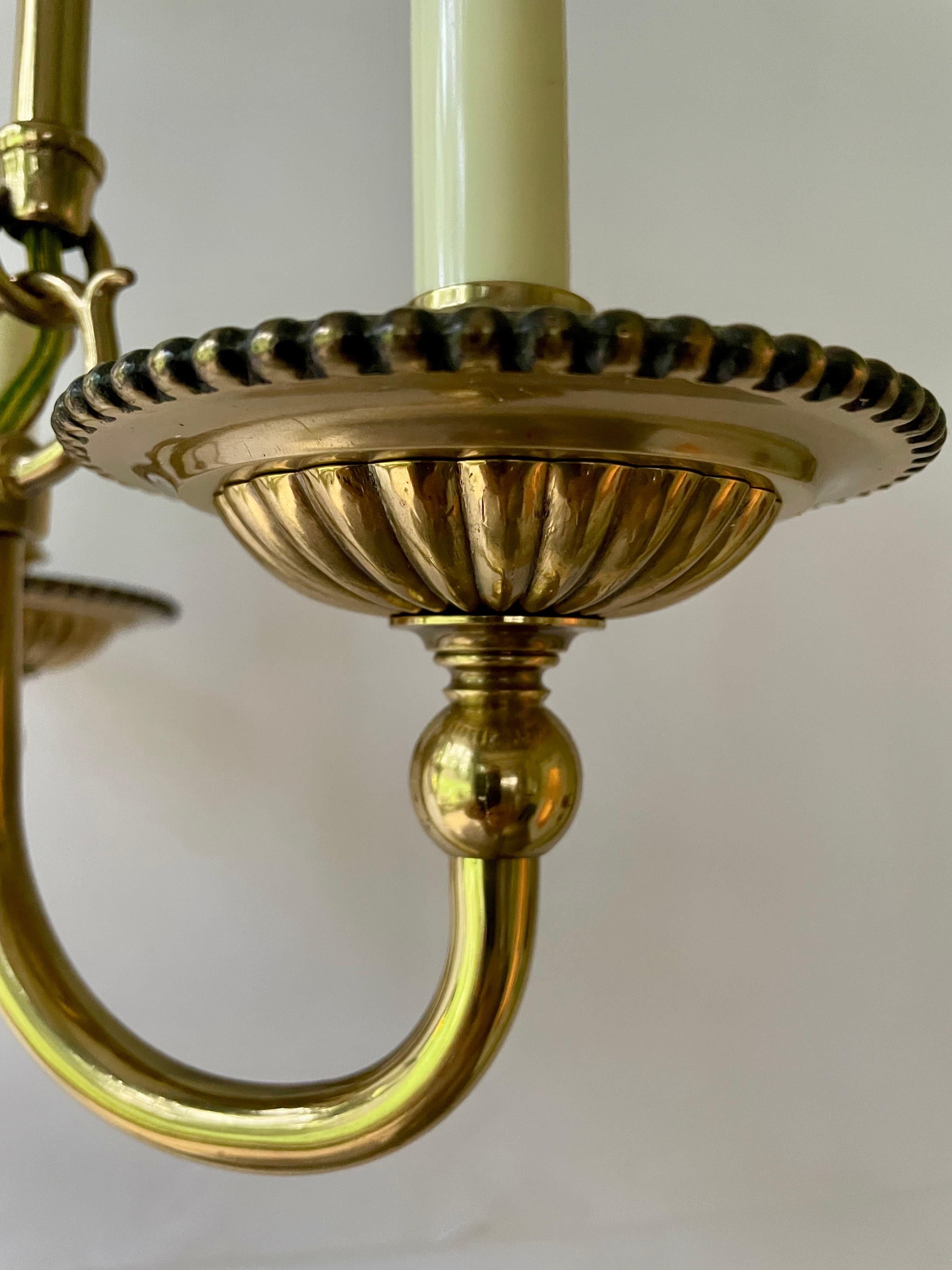Paar Messing-Kronleuchter im traditionellen Stil im Zustand „Gut“ im Angebot in New York, NY