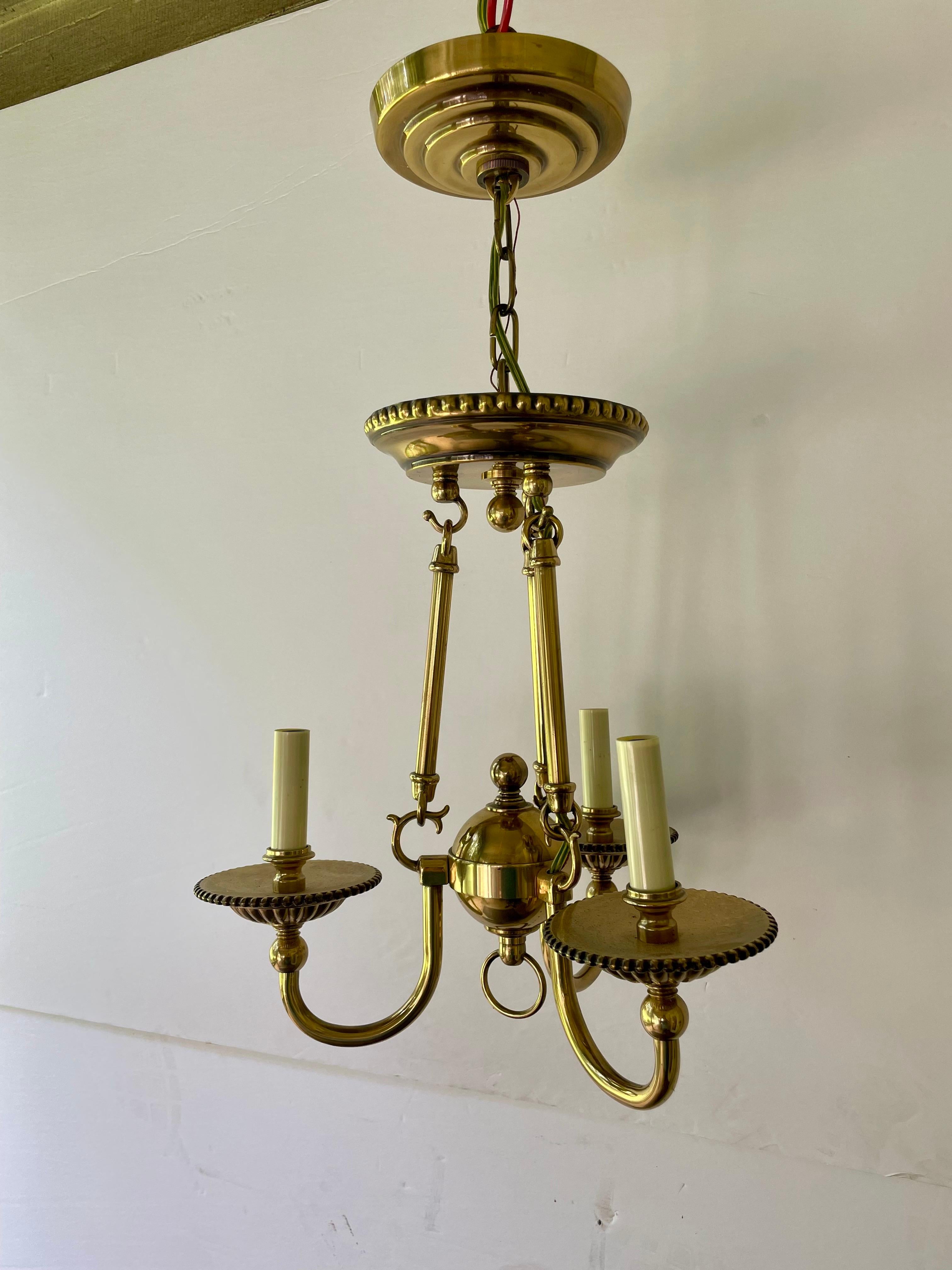 Paar Messing-Kronleuchter im traditionellen Stil im Angebot 1