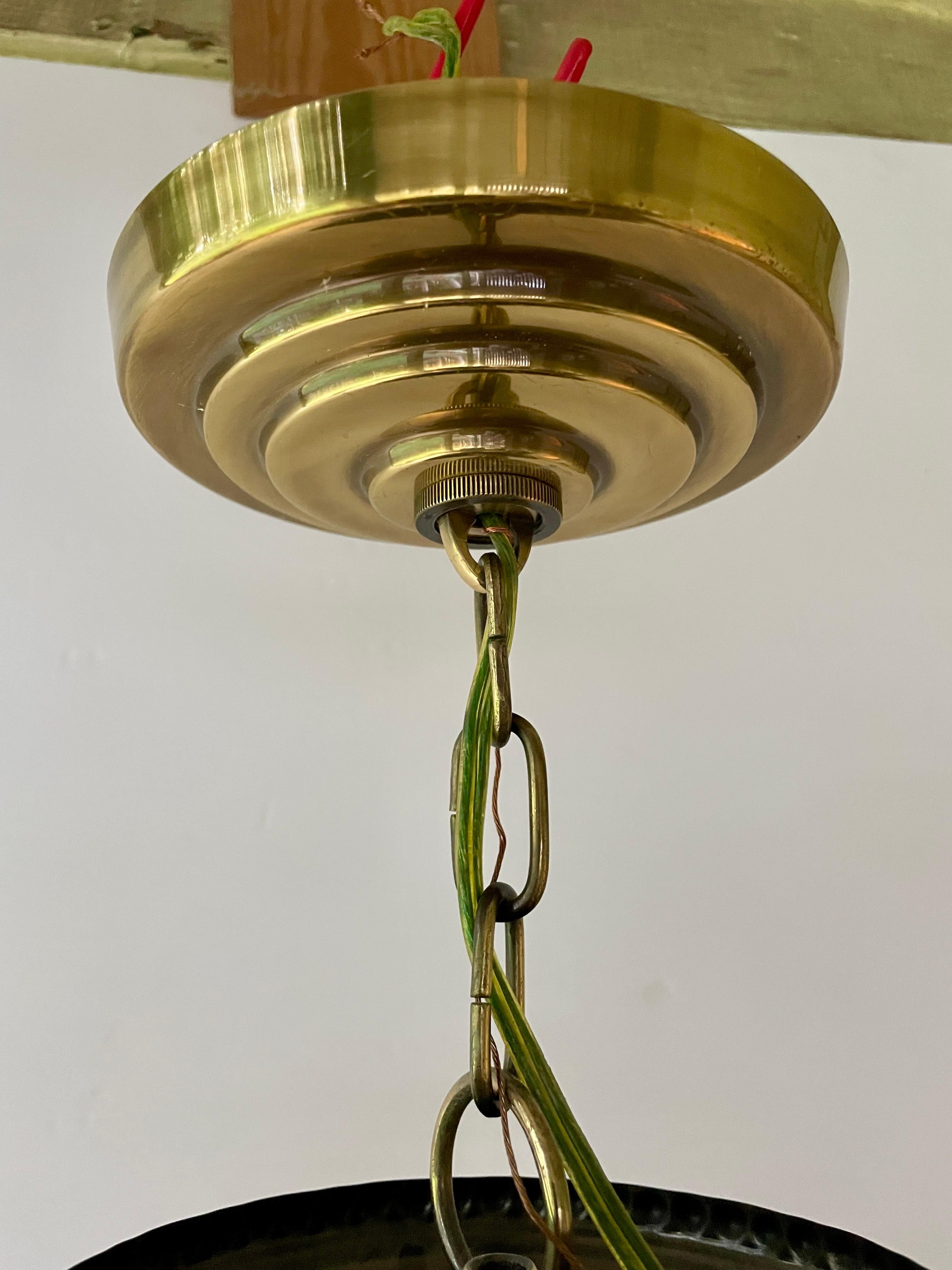 Paar Messing-Kronleuchter im traditionellen Stil im Angebot 2