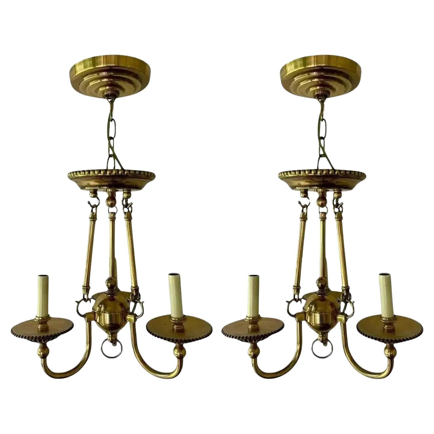 Paar Messing-Kronleuchter im traditionellen Stil im Angebot
