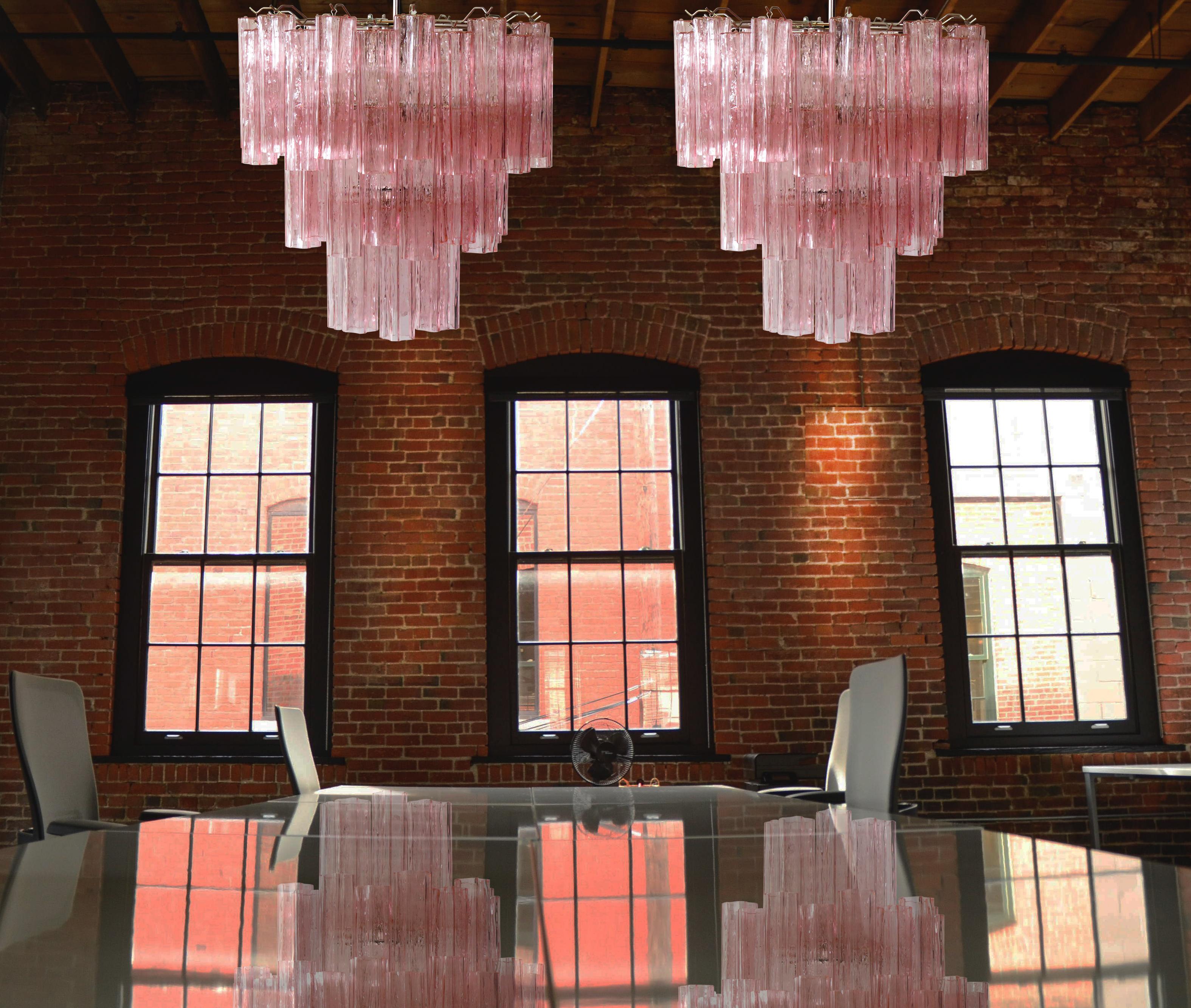 Pair of three-tier Murano glass tube chandeliers, 48 pink glasses, Mid-Century Modern
Italian vintage chandelier in Murano glass and nickel-plated metal structure. The armour polished nickel supports 48 large pink glass tubes in a star shape. The