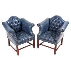 Paire de chaises Wingback en cuir bleu touffeté