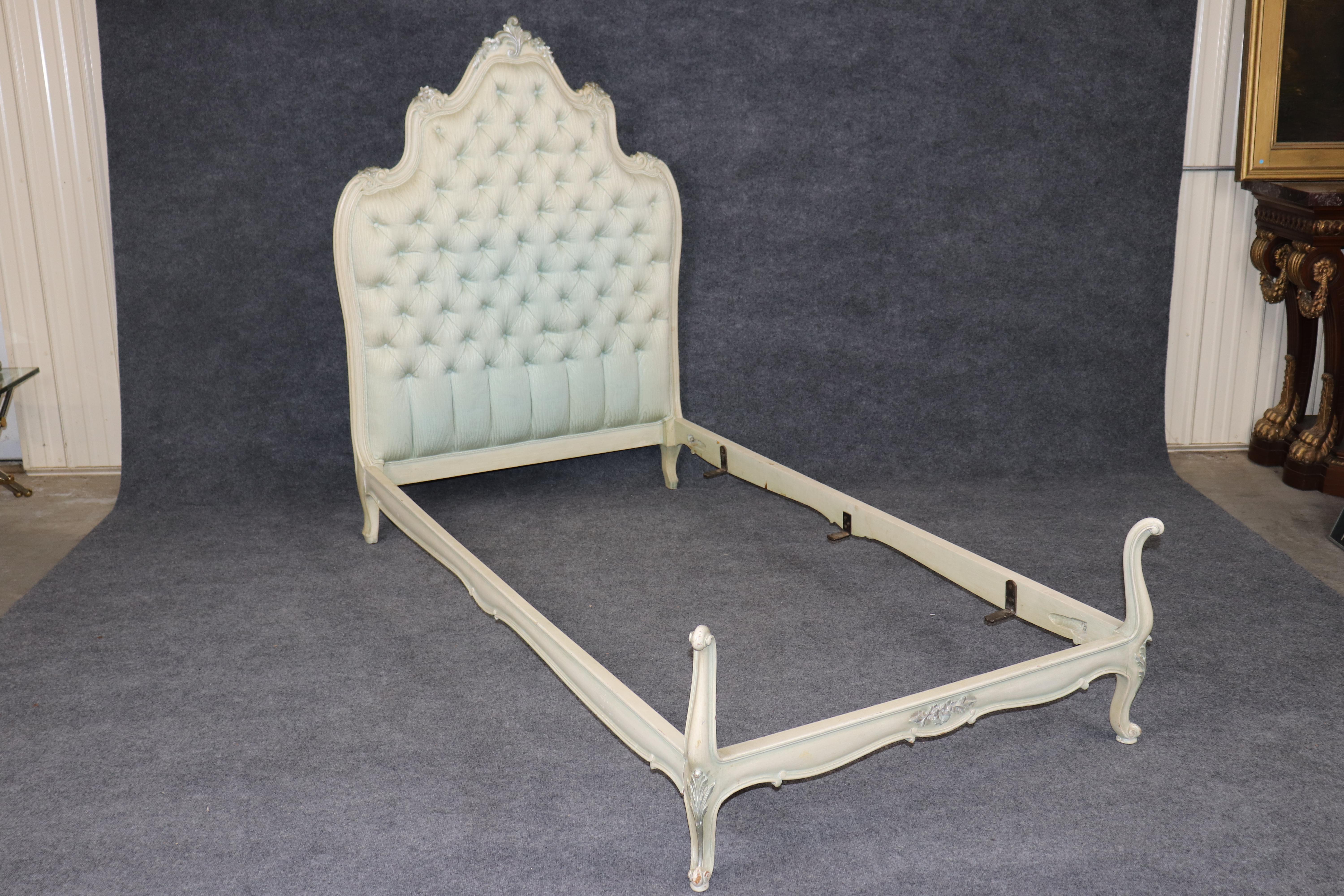 Coppia di letti francesi a travi dipinte in stile Luigi XV - Eleganza anni '40-'50

Questa splendida coppia di letti gemelli francesi in stile Luigi XV degli anni '40-'50 cattura il romanticismo e la raffinatezza del design francese di metà secolo