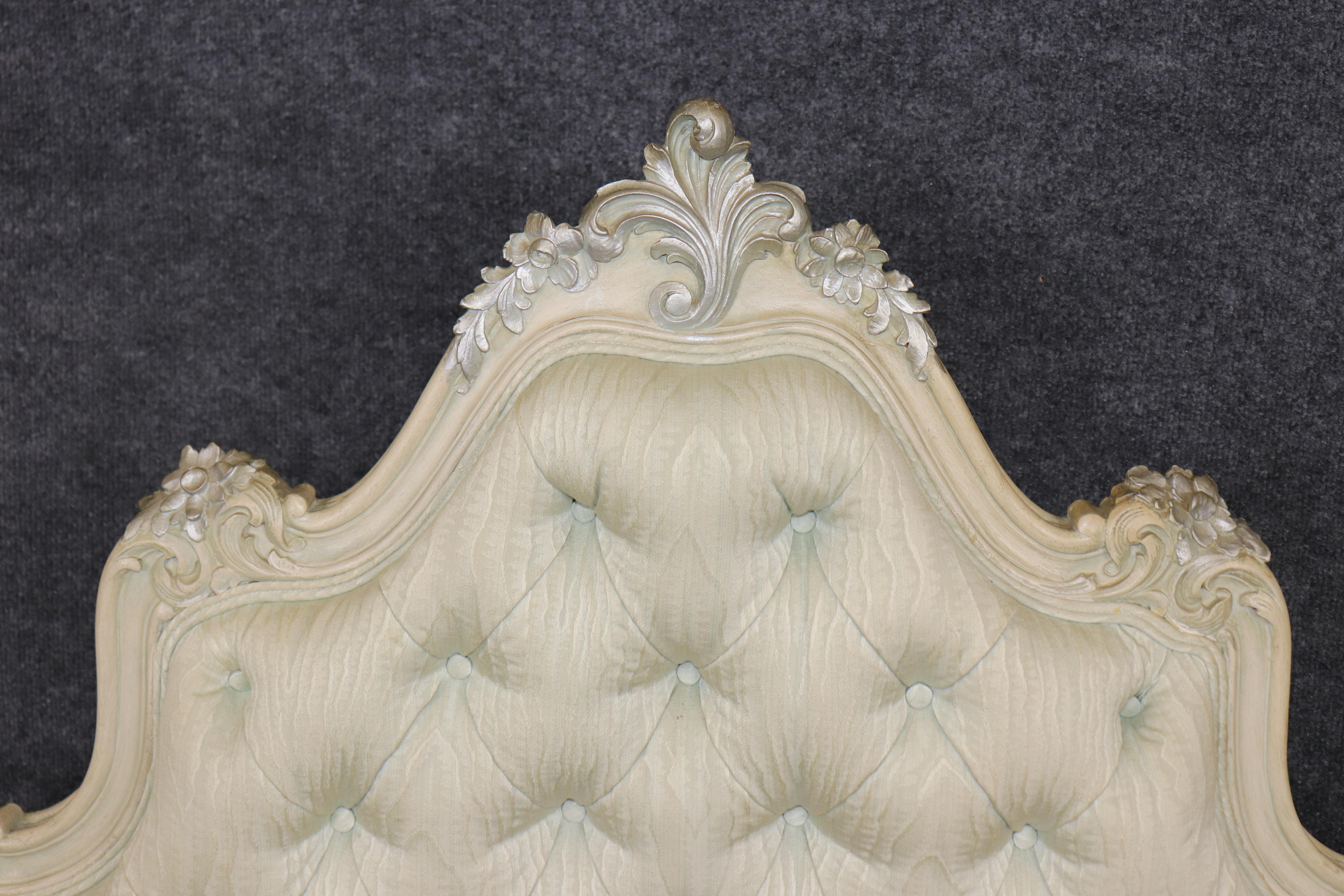 Coppia di letti matrimoniali francesi Luigi XV decorati con seta e vernice damascata In condizioni buone in vendita a Swedesboro, NJ