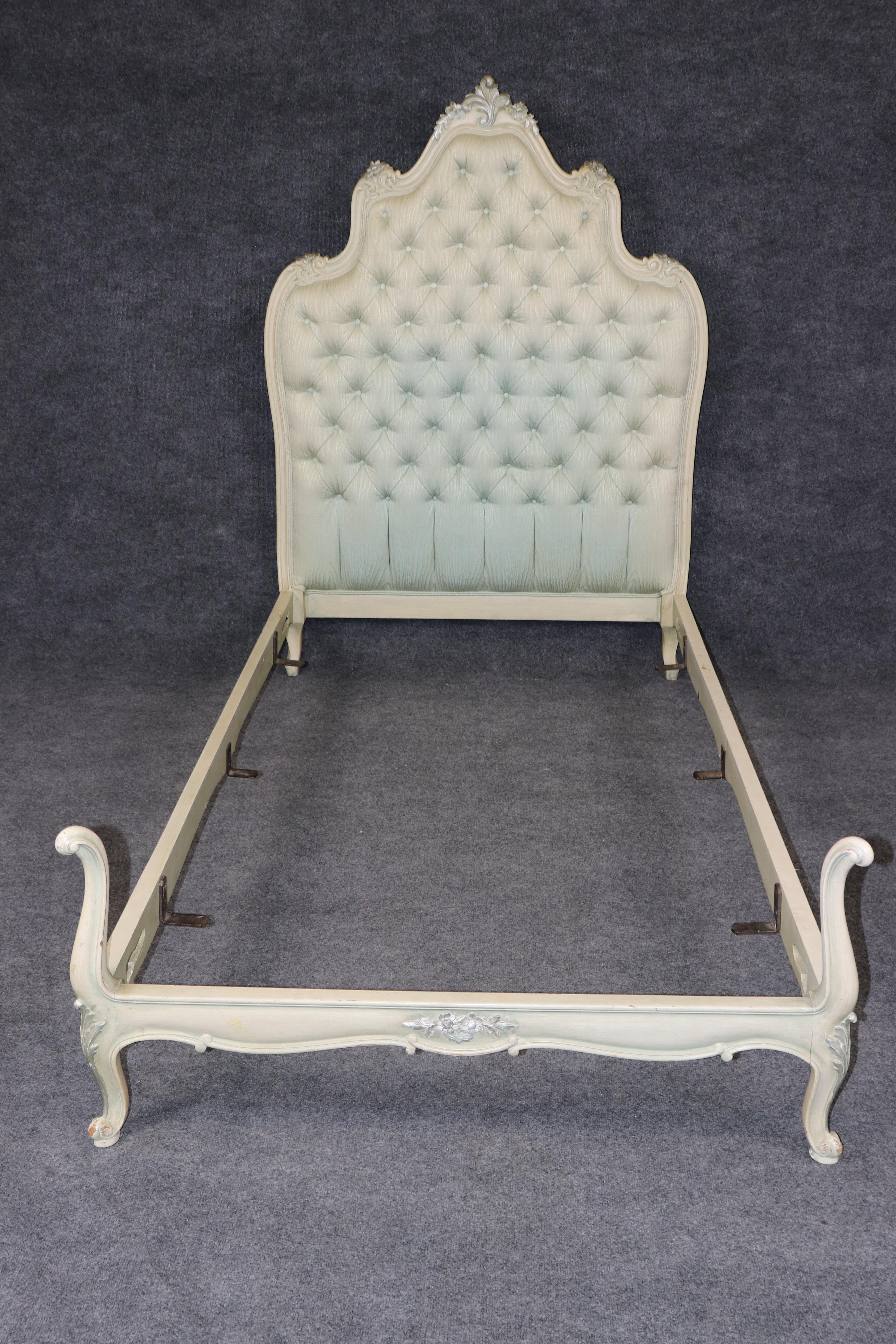 Coppia di letti matrimoniali francesi Luigi XV decorati con seta e vernice damascata in vendita 1