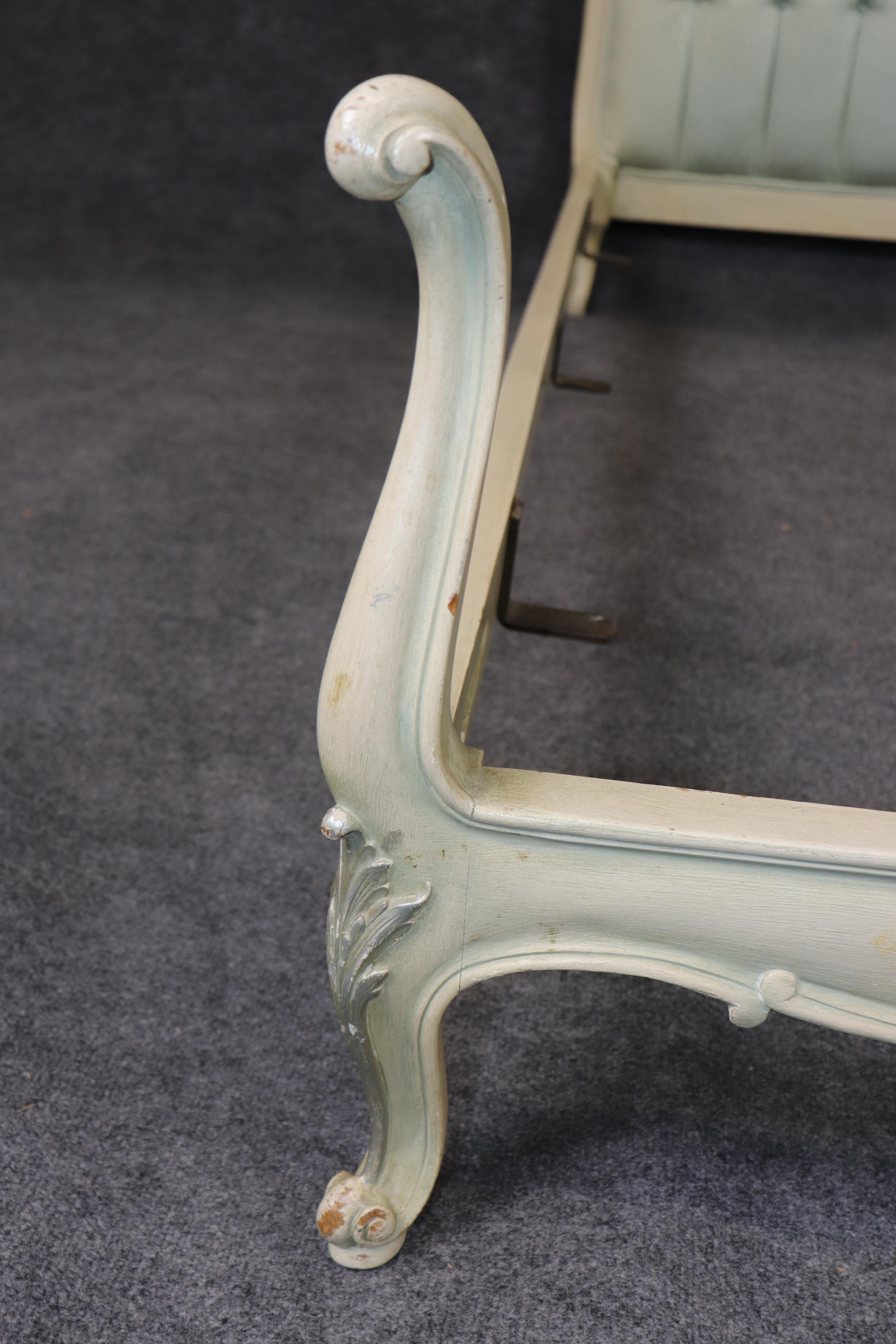 Coppia di letti matrimoniali francesi Luigi XV decorati con seta e vernice damascata in vendita 3