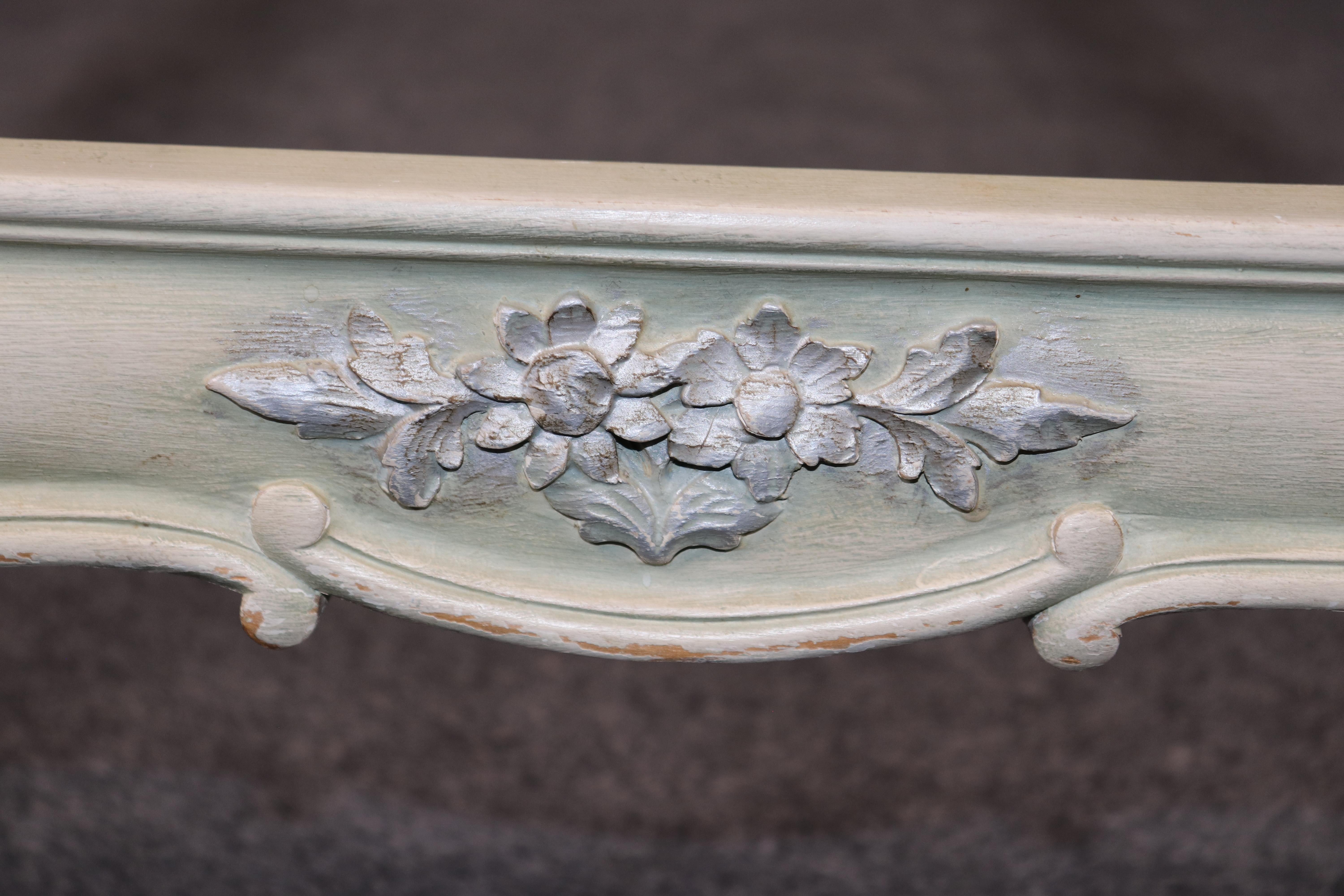 Coppia di letti matrimoniali francesi Luigi XV decorati con seta e vernice damascata in vendita 4