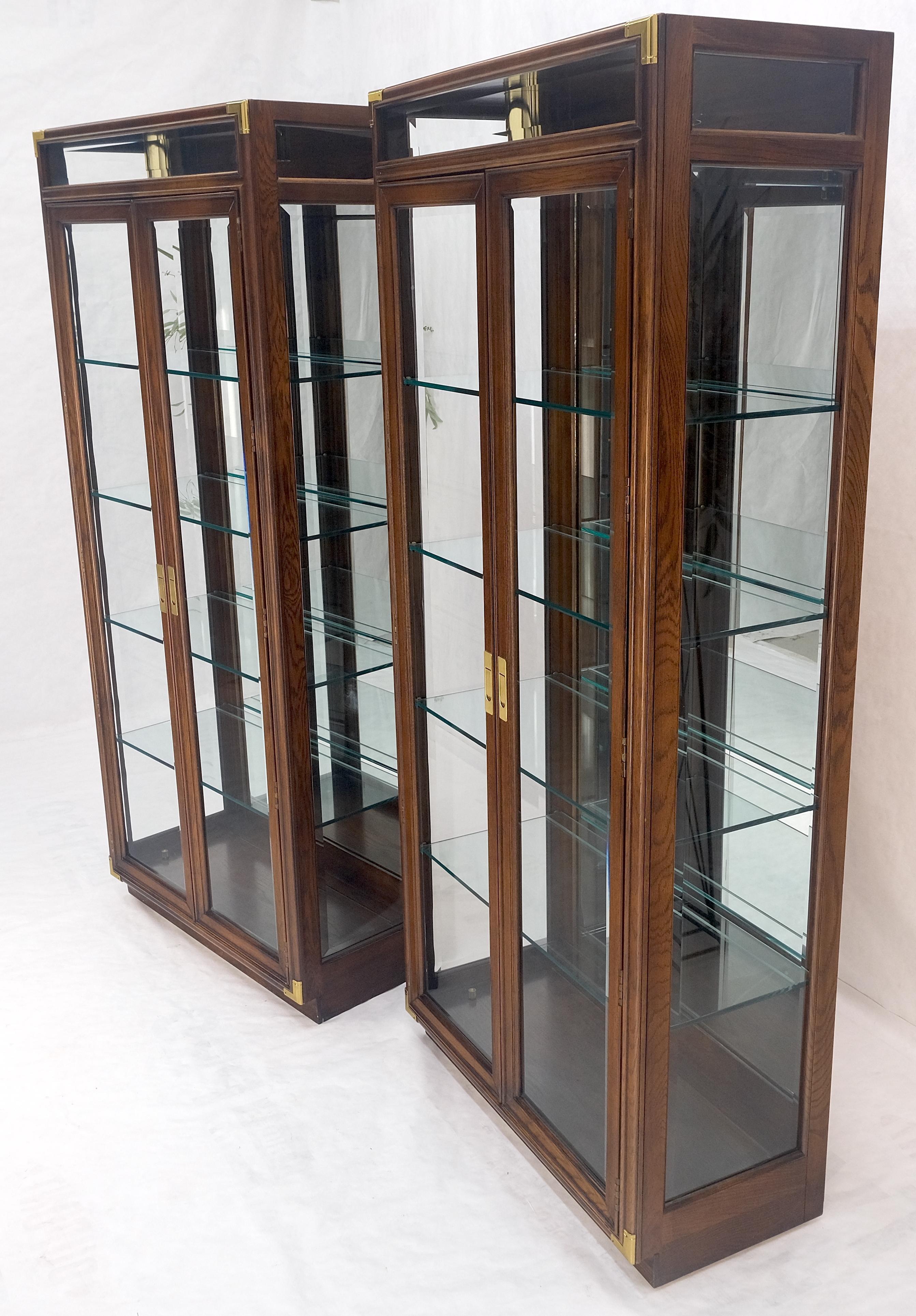 Paar Zwei Glastüren Beleuchtete Eiche & Messing Glasböden Vitrinen Vitrinenschränke (Moderne der Mitte des Jahrhunderts) im Angebot