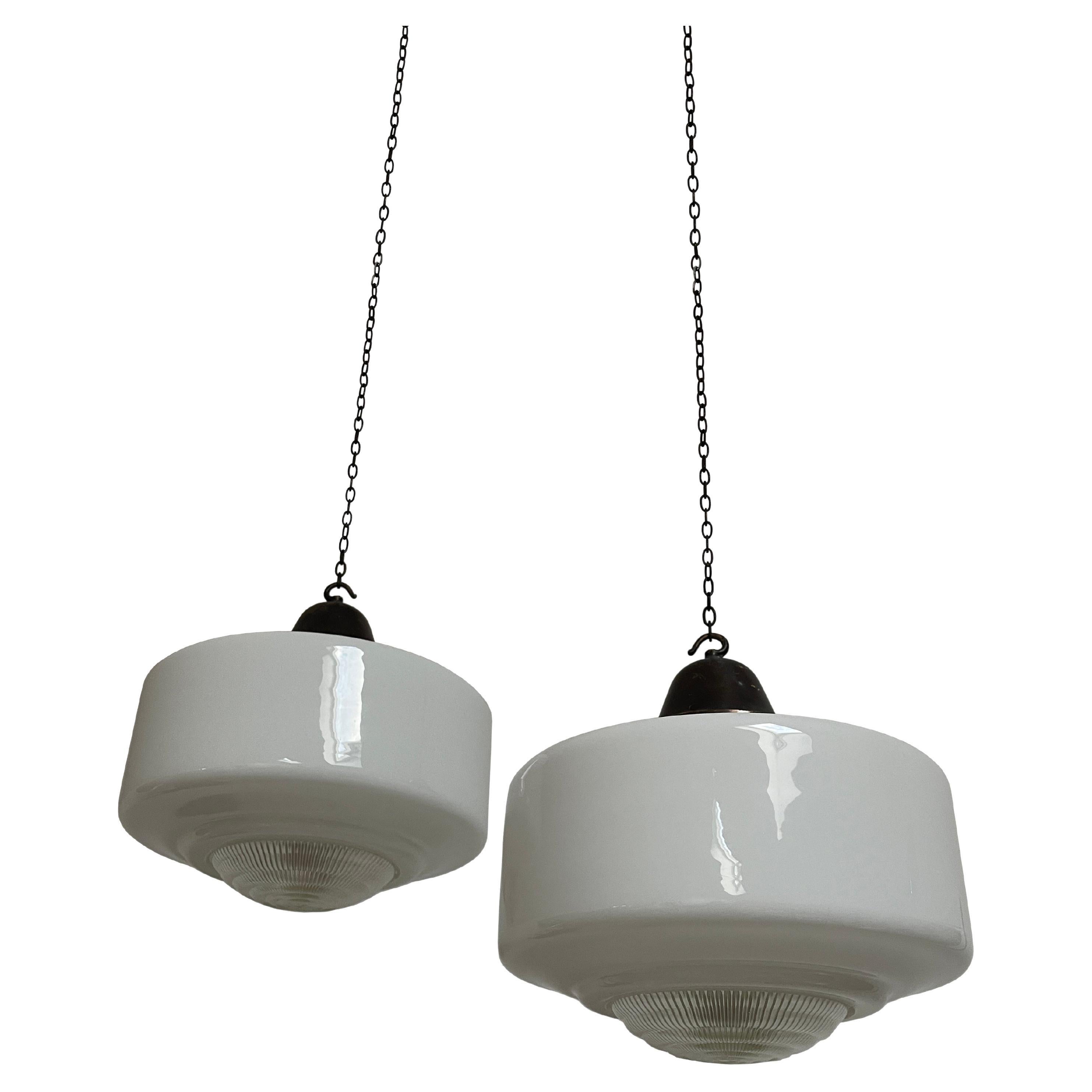 Paire de grandes lampes à suspension anciennes en verre dépoli et opalin, en forme de deux grands plafonniers en vente