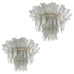 Coppia di lampadari a due piani con palmette in vetro di Murano di Barovier Toso, Italia