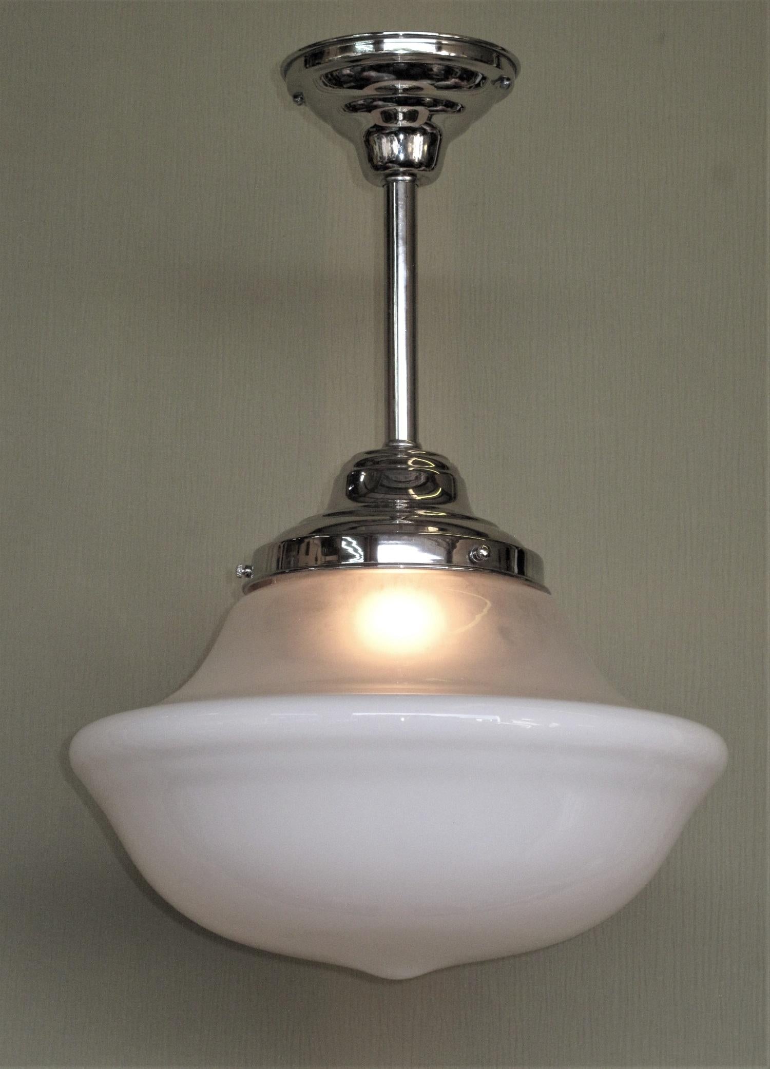 Einzigartiges Kugeldesign, bei dem der untere Teil des Glases die traditionelle Milchglasfarbe hat und der obere Teil eine Kampferglasfarbe, die so konzipiert wurde, dass mehr Licht aus der Kugel entweichen und von der Decke reflektiert werden kann.