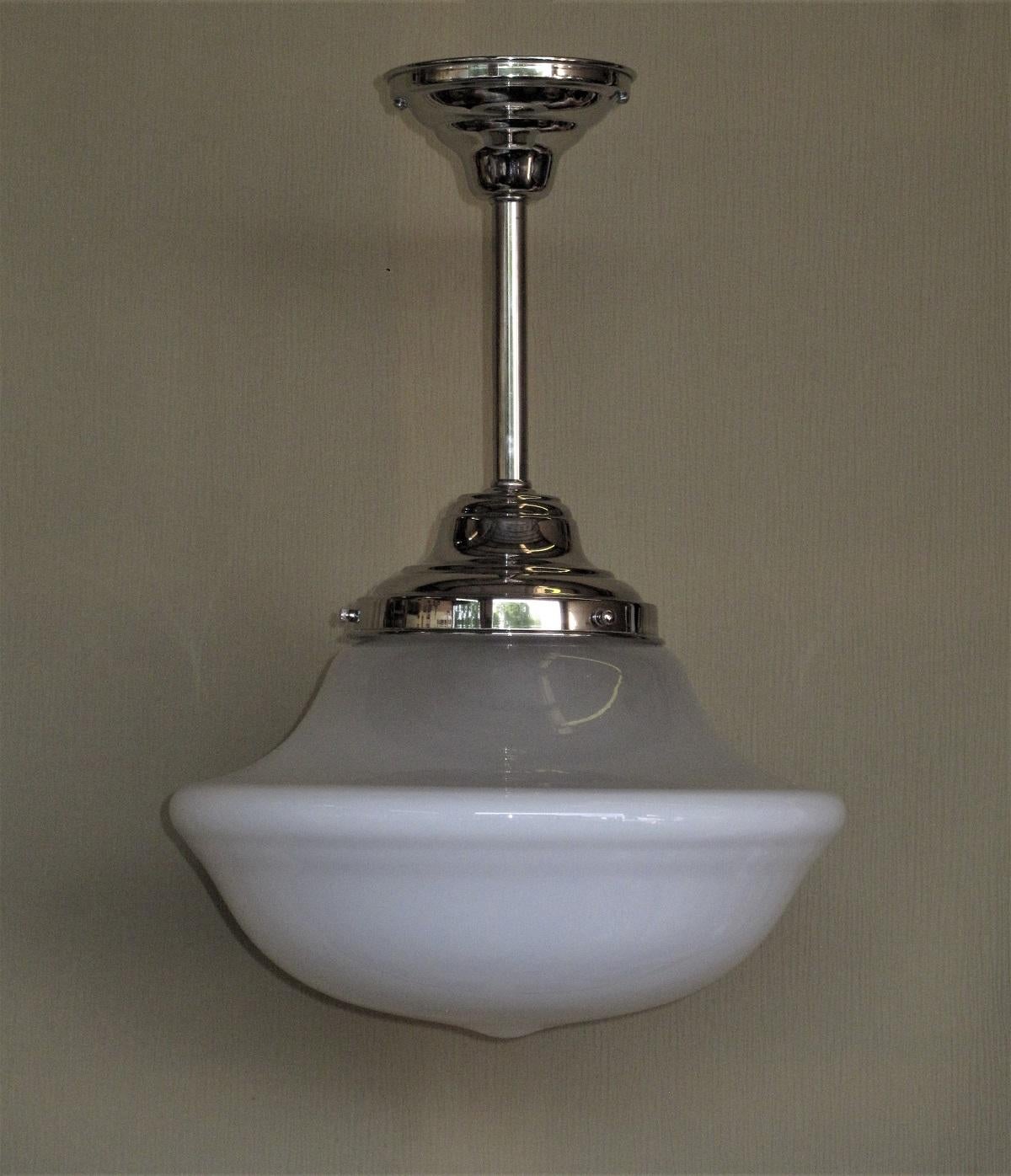 Zweifarbige Milchglas-Leuchten 1920er Jahre, Paar (American Arts and Crafts) im Angebot