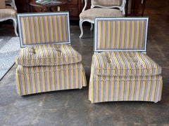 Paar gepolsterte Pantoffelstühle mit lackierten Rahmen