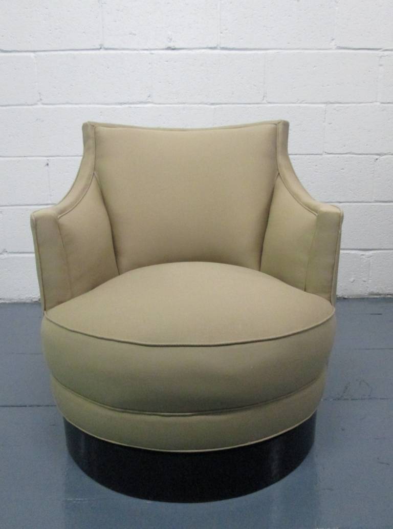 Mid-Century Modern Paire de chaises pivotantes tapissées de style Milo Baughman en vente