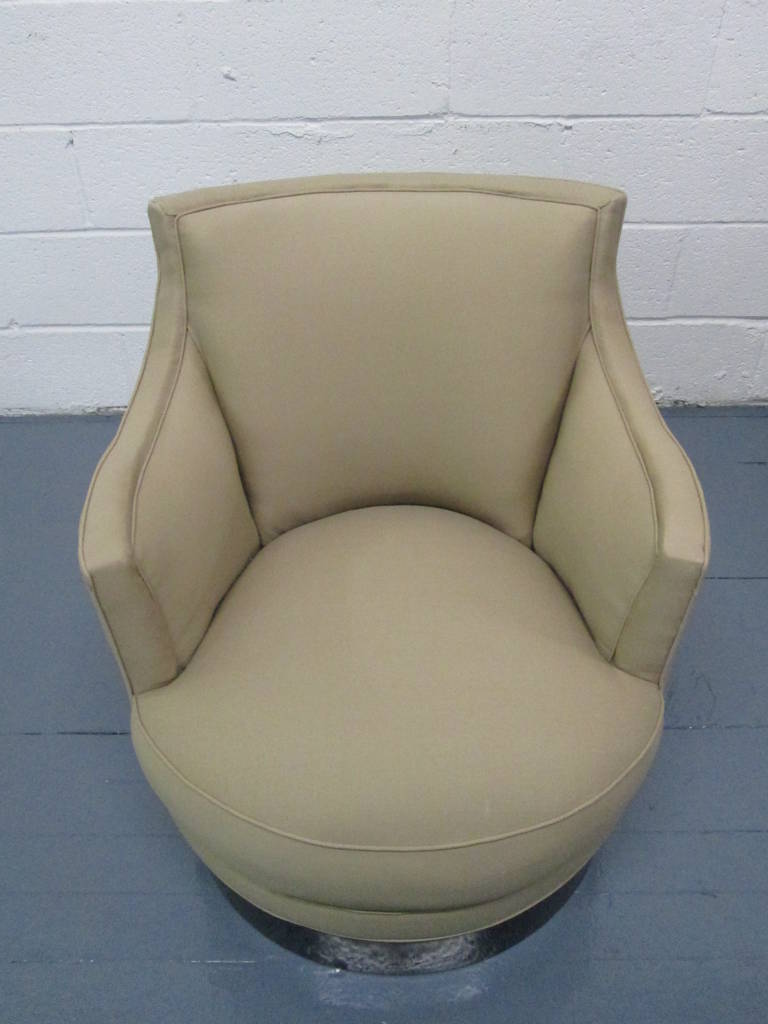 Lacquered Pair of Upholstered Swivel Chairs Style of Milo Baughman For Sale