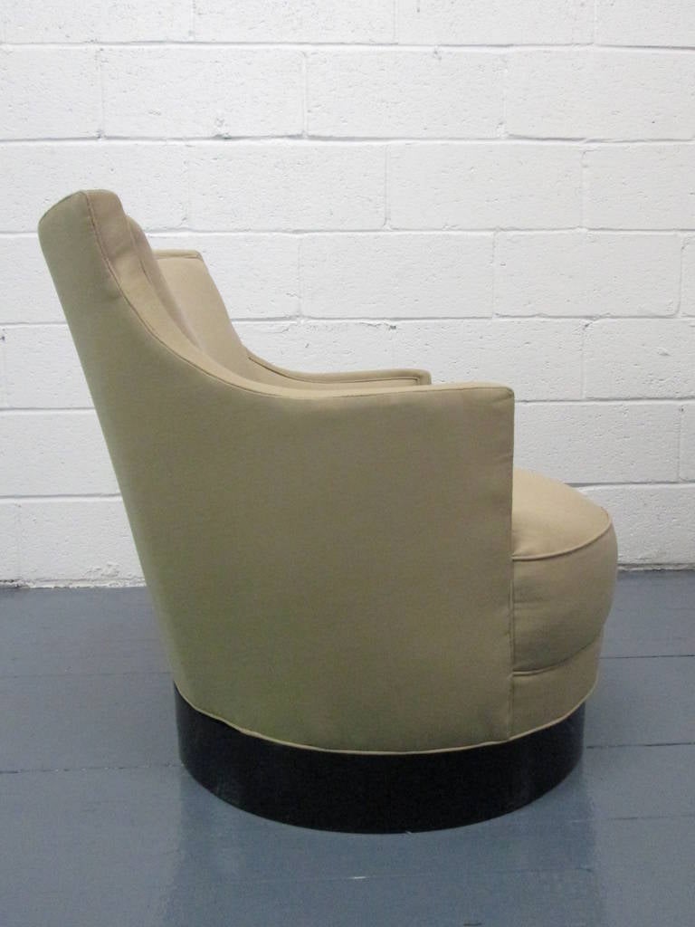 Pair of Upholstered Swivel Chairs Style of Milo Baughman In Good Condition For Sale In New York, NY