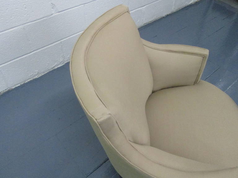 Milieu du XXe siècle Paire de chaises pivotantes tapissées de style Milo Baughman en vente